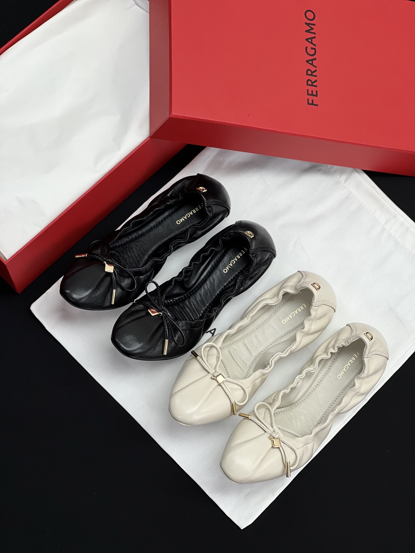 NO:232448,Ferragamo Bow Ballet Shoes Egg Roll Shoes Super Soft Egg Roll Shoes, Shoes, Driving, Traveling, The absolute best choice, Celebrity Internet celebrity style has a noble atmosphere on the feet, and the feet are very comfortable and elegant and versatile. The classic representative bow design is matched with square hardware, and the texture is really amazing! The electric paving effect is very strong and the letters are very exquisite! It not only has the appearance but also it is more comfortable! The foam mezzanine in the midsole has a soft and elastic feel, and you can't help but like it! The shoe has an elastic band design, and the foot covers the ankle perfectly. Very soft. The upper is original customized mixed-bred sheepskin inner lining imported sheepskin inner custom rubber sole size 4.5=35.5.5=36. 6.5=37.  7.5=38.8.5=399=40, Doudou shoes, ferragamo, ferragamo, sheepskin19860909Ferragamo 菲拉格慕 蝴蝶结芭蕾舞鞋蛋卷鞋 超软蛋卷鞋,逛街～开车～旅游～绝对最佳选择 ,明星网红同款上脚自带贵族气息,上脚非常舒适 高雅百搭. 经典代表性蝴蝶结设计搭配方块五金,质感真的是绝了!电踱效果质感非常强字母印刻非常精致! 它不光有颜值而且它更舒适!中底的泡棉夹层软弹 的脚感,穿上忍不住的会喜欢! 鞋口一圈松紧带设计,上脚完美包裹脚踝.非常柔软. 鞋面原版定制混种羊皮 内里进口羊皮内里 大底定制橡胶底 尺码4.5=35.5.5=36. 6.5=37. 7.5=38.8.5=399=40,豆豆鞋,ferragamo,ferragamo,sheepskin,Women's Shoes