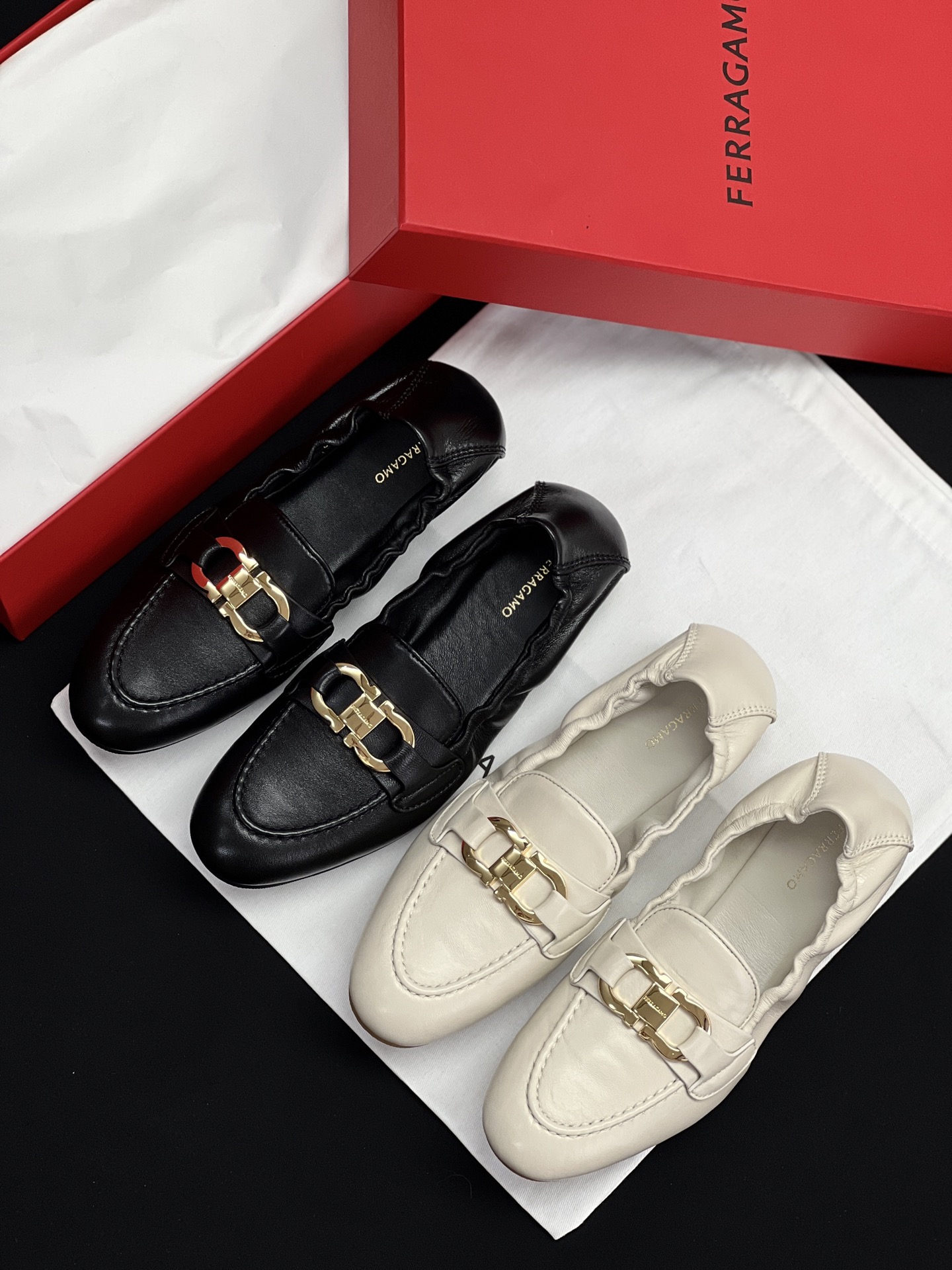 NO:232465,Ferragamo horse-bited ballet shoes, omelet shoes, super soft egg roll shoes, shopping, driving, traveling, absolute best choice, celebrity internet celebrity style has a noble atmosphere on the feet, and is very comfortable and elegant and versatile. The classic representative horse-bit buckle design is paired with hardware, and the texture is really amazing! The electric pacing effect is very strong and the letters are printed very exquisitely! This makes this modern style slipper, which is comfortable to fit the feet. The almond-shaped toe is decorated with three-dimensional stitching around the shoe, and the back of the shoe is embellished with golden Gancio buckle, showing the temperament; it is matched with padded leather soles and elastic trims to ensure comfortable wearing throughout the day. It not only has a good appearance but also more comfortable! The foam mezzanine-shaped foam layered in the midsole, you can't help but like it! The elastic band design on the shoe mouth perfectly wraps the ankles. It is very soft.  Original custom mixed-bred sheepskin upper, imported sheepskin inner lining, custom rubber sole, size 4.5=35.5.5=36. 6.5=37. 7.5=38.8.5=399=40, bean shoes, ferragamo, ferragamo, sheepskin19860909Ferragamo 菲拉格慕 马衔扣芭蕾舞鞋蛋卷鞋 超软蛋卷鞋,逛街～开车～旅游～绝对最佳选择 ,明星网红同款上脚自带贵族气息,上脚非常舒适 高雅百搭. 经典代表性马衔扣设计搭配五金,质感真的是绝了!电踱效果质感非常强字母印刻非常精致! 由此塑就这款现代风格便鞋,质感舒适贴合双足.杏仁形鞋头周围饰有立体缝线,鞋背缀饰金色Gancio扣饰,彰显气质；配以衬垫皮革鞋底和松紧饰边,确保全天穿着舒适. 它不光有颜值而且它更舒适!中底的泡棉夹层软弹 的脚感,穿上忍不住的会喜欢! 鞋口一圈松紧带设计,上脚完美包裹脚踝.非常柔软. 鞋面原版定制混种羊皮 内里进口羊皮内里 大底定制橡胶底 尺码4.5=35.5.5=36. 6.5=37. 7.5=38.8.5=399=40,豆豆鞋,ferragamo,ferragamo,sheepskin,Women's Shoes