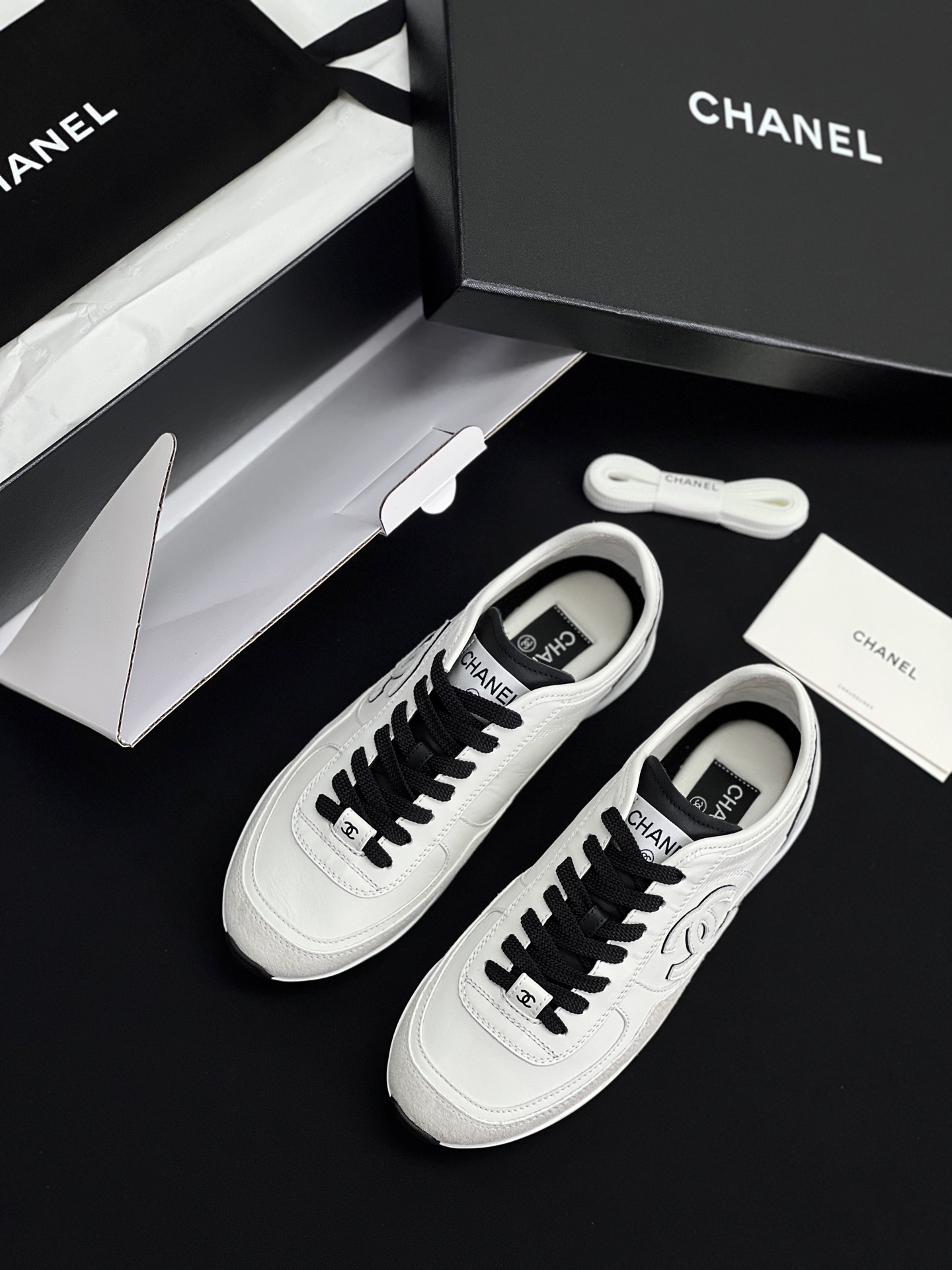 NO:646247,The top version produced in Guangdong, CHANEL Chanel's new logo black and white panda color matching De Xun casual shoes. The simple black and white panda color matching will never go out of style. The slightly pointed De Xun toe makes your feet slimmer. The calf leather surface and suede material collide, fashionable and very comfortable!  Upper imported cowhide + pig bag, lining imported sheepskin, outsole TPU original molded rubber sole, size 35-40, casual shoes/sports shoes, chanel, chanel, sneakers, cowhide, sheepskin19860909莞产顶级版本 CHANEL 香奈儿新款徽标黑白熊猫拼色德训休闲鞋 简约的黑白熊猫配色,永不过时,微微尖的德训鞋头更显脚瘦,小牛皮面跟反绒材质的碰撞,时尚,非常上脚舒适！ 鞋面进口牛皮+猪巴戈 内里进口羊皮 大底TPU原版开模橡胶底 尺码35-40码,休闲鞋/运动鞋,chanel,chanel,sneakers,cowhide,sheepskin,Women's Shoes