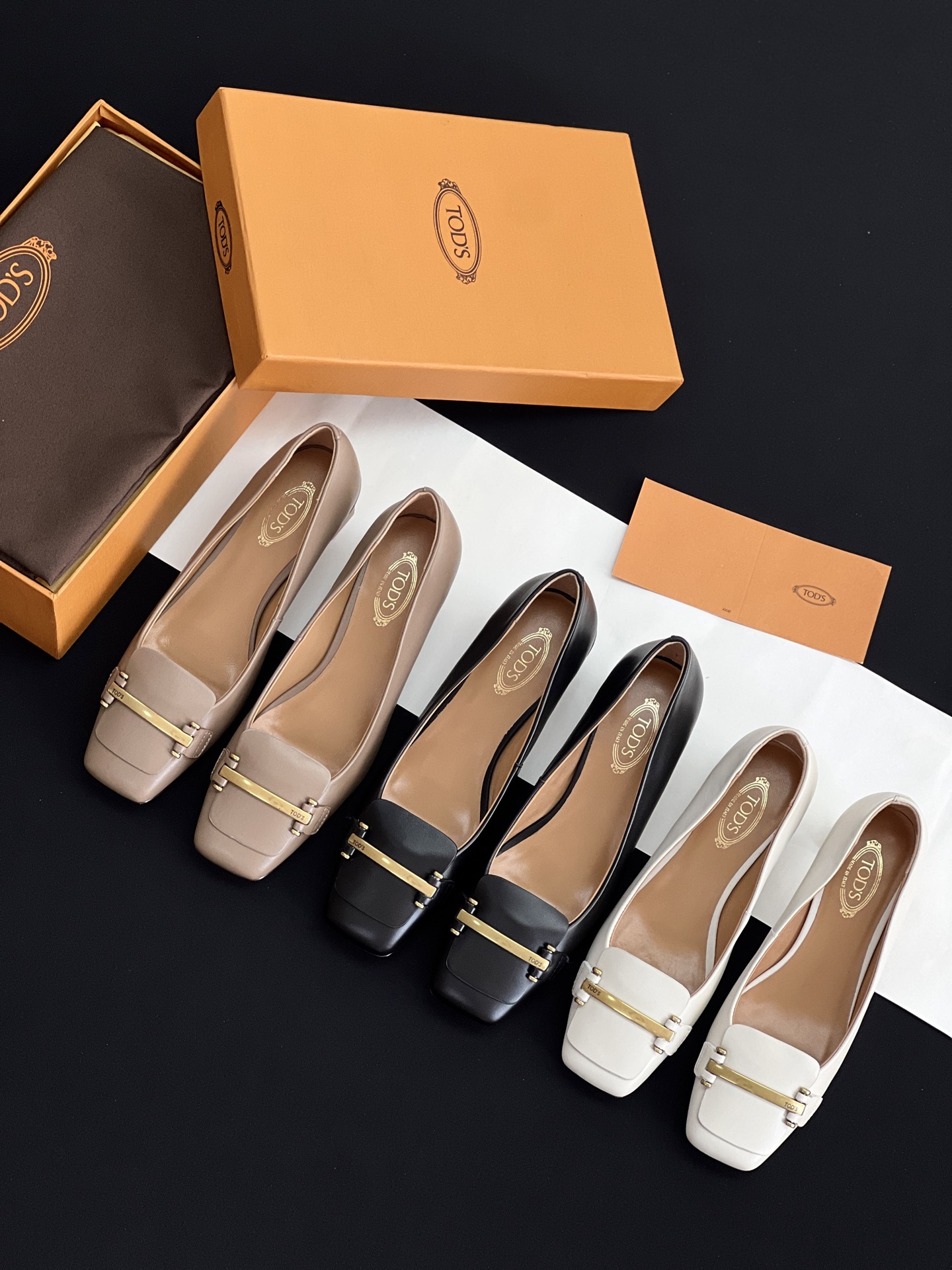 NO:232407,Tods Potato Wire Tods' latest metal buckle thick heel square-toe shoes. The Barrtta series is made of soft leather, with the side embellished with metal horizontal strips with brand logos. It is a different logo decoration in the past. It is simple and gentle. The latest buckle is full of elegant artistic style. The important thing is to wear it very well. Instead, it is retro style. The metal buckle is elegant, the best choice for commuting. The high-quality texture is visible!  Calfskin upper!  The grain mixed-bred sheepskin we use is better than the many surfaces used by many people. It is produced by large manufacturers and those with fine work are guaranteed. That's the saying, the more basic the model, the higher the shoe profile and quality requirements of the boots are. I am really attracted by this extremely simple shoe. It is high-end and easy to control. It is easy to control the legs. It visually stretches the legs. The upper is big gold buckle. It highlights the brand image and is very convenient to wear. The tailoring process, the cut is neat and cuts, the cutting line is neat, the inner cushion is cushioned, the inner cushion is soft, soft and greasy, and the foot feels comfortable. The leather sole is full of high-level and super luxurious art design!  High custom cowhide surface, inner sheepskin, outsole original Italian leather outsole size 35-39, loafers, Tod's, loafers, boots, cowhide, sheepskin, Leather soles19860909Tods 土豆丝 托德斯最新金属一字扣粗跟方头单鞋 Barrtta 系列以柔软皮革制成,侧边点缀带品牌标识的金属横条,一改往日大logo装饰,简洁且温柔,最新的扣饰洋溢优雅的艺术风,重要的是很好穿.取而代之的是复古风格 金属一字扣雅致,通勤最佳选择 高级质是感可以看得见的 ！鞋面小牛皮！ 粒面混种羊皮,我们用的里料比多很人用的面都料好,大厂工出品,细做节工那些都有保证,还那是句话,越是基本款,越靴对子的鞋型材和质要求越高,真的被这种约简到极的致鞋子所吸引,自高带级感 人人好驾驭,视觉上拉长部腿效果,鞋面大金扣 彰品显牌形象,穿非脱常方便 剪裁工艺,剪整裁齐,车工线整,内里垫进脚口混种羊皮,柔细软腻,脚感舒度适百分百,真皮大底 高感级十足,超级奢华的艺工设计！ 鞋面高定制牛皮面 内里羊皮里 大底原版意大利真皮大底 尺码35-39,乐福鞋,Tod's,loafers,boots,cowhide,sheepskin,Leather soles,Women's Shoes