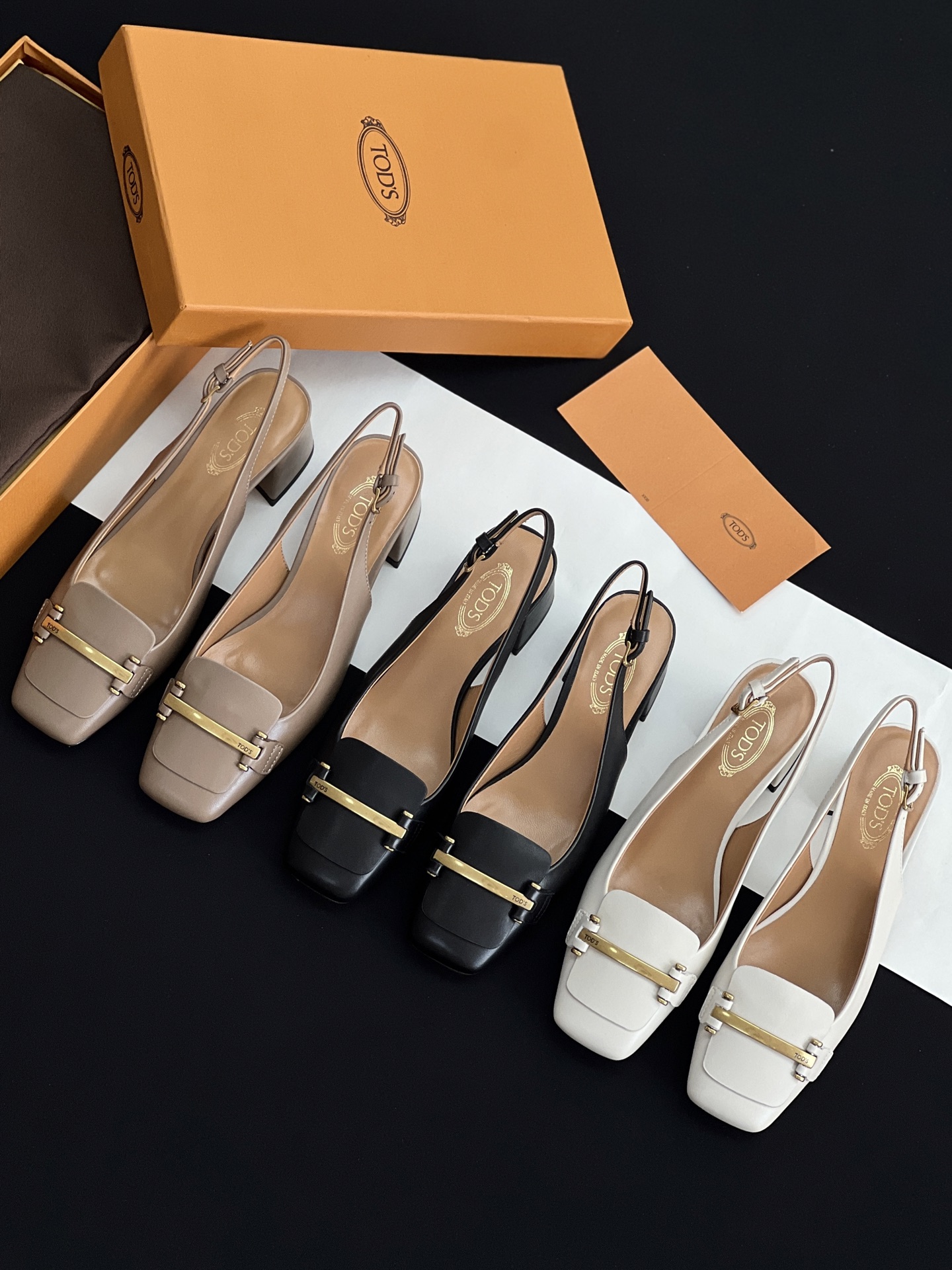 NO:232389,Tods Potato Wire Tods' latest buckle thick heel sandals Barrtta series is made of soft leather, with metal horizontal strips with brand logo on the sides, which is a different logo decoration in the past. It is simple and gentle. The latest buckle is full of elegant artistic style. The important thing is to wear it very well. Instead, it is retro style. The metal buckle is elegant, the best choice for commuting. The high-quality texture is visible!  Calfskin upper!  The grain mixed-bred sheepskin we use is better than the many surfaces used by many people. It is produced by large manufacturers and those with fine work are guaranteed. That's the saying, the more basic the model, the higher the shoe profile and quality requirements of the boots are. I am really attracted by this extremely simple shoe. It is high-end and easy to control. It is easy to control the legs. It visually stretches the legs. The upper is big gold buckle. It highlights the brand image and is very convenient to wear. The tailoring process, the cut is neat and cuts, the cutting line is neat, the inner cushion is cushioned, the inner cushion is soft, soft and greasy, and the foot feels comfortable. The leather sole is full of high-level and super luxurious art design!  High custom cowhide surface, inner sheepskin, outsole original Italian leather outsole, size 35-39, loafers, Tod's, loafers, sandals, boots, cowhide, sheepskin, Leather soles19860909Tods 土豆丝 托德斯最新一字扣粗跟凉鞋 Barrtta 系列以柔软皮革制成,侧边点缀带品牌标识的金属横条,一改往日大logo装饰,简洁且温柔,最新的扣饰洋溢优雅的艺术风,重要的是很好穿.取而代之的是复古风格 金属一字扣雅致,通勤最佳选择 高级质是感可以看得见的 ！鞋面小牛皮！ 粒面混种羊皮,我们用的里料比多很人用的面都料好,大厂工出品,细做节工那些都有保证,还那是句话,越是基本款,越靴对子的鞋型材和质要求越高,真的被这种约简到极的致鞋子所吸引,自高带级感 人人好驾驭,视觉上拉长部腿效果,鞋面大金扣 彰品显牌形象,穿非脱常方便 剪裁工艺,剪整裁齐,车工线整,内里垫进脚口混种羊皮,柔细软腻,脚感舒度适百分百,真皮大底 高感级十足,超级奢华的艺工设计！ 鞋面高定制牛皮面 内里羊皮里 大底原版意大利真皮大底 尺码35-39,乐福鞋,Tod's,loafers,sandals,boots,cowhide,sheepskin,Leather soles,Women's Shoes