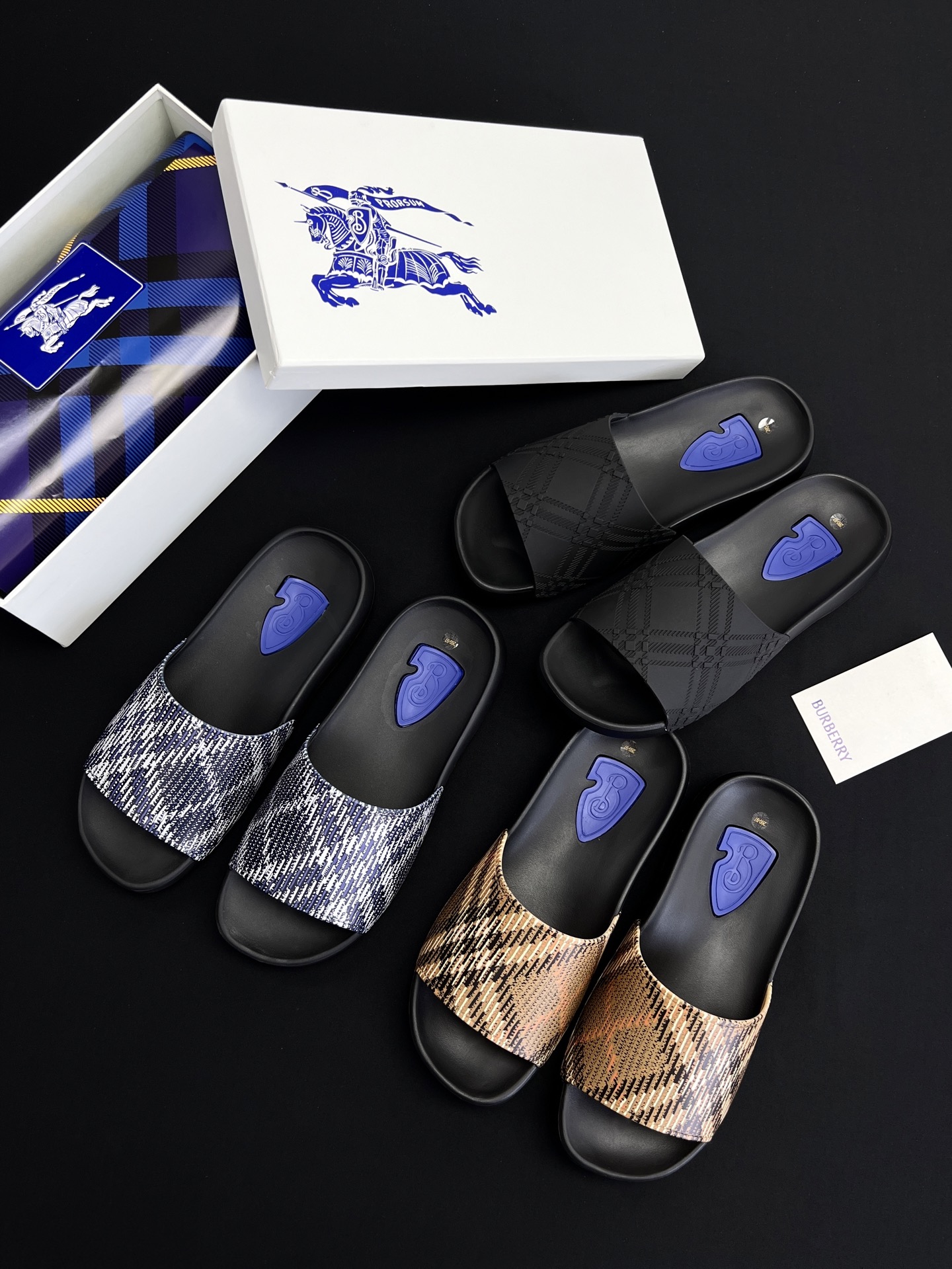 NO:232383,Burberry plaid slippers Bur classic plaid slippers have been popular for so many years. This year, a new high-value plaid series is released. It is like a plaid shirt and a plaid short skirt. It is so classic. The counter is changing its patterns every year, and it will always leave a place for it on the counter!  !!If you want to travel or go out, its British style will add luster to every photo you have!  !! Give it a full score and your feet are soft and comfortable!  Bur's slippers are famous for their beautiful appearance over the years, and are also famous for their hardness and not very friendly to their feet!  You can find out your experience of wearing what you can buy at 3800 on Xiaohongshu!  !! In the past, I bought it at a high price, just to buy it with a good look!  !! And this year it is really impressive!  !!The moment I put on my feet, I went to wear it lightly and well!  Change all the blunt impressions of it!  !! 2. It is arduous. This year, led by Hermes, and many big brands have taken the 