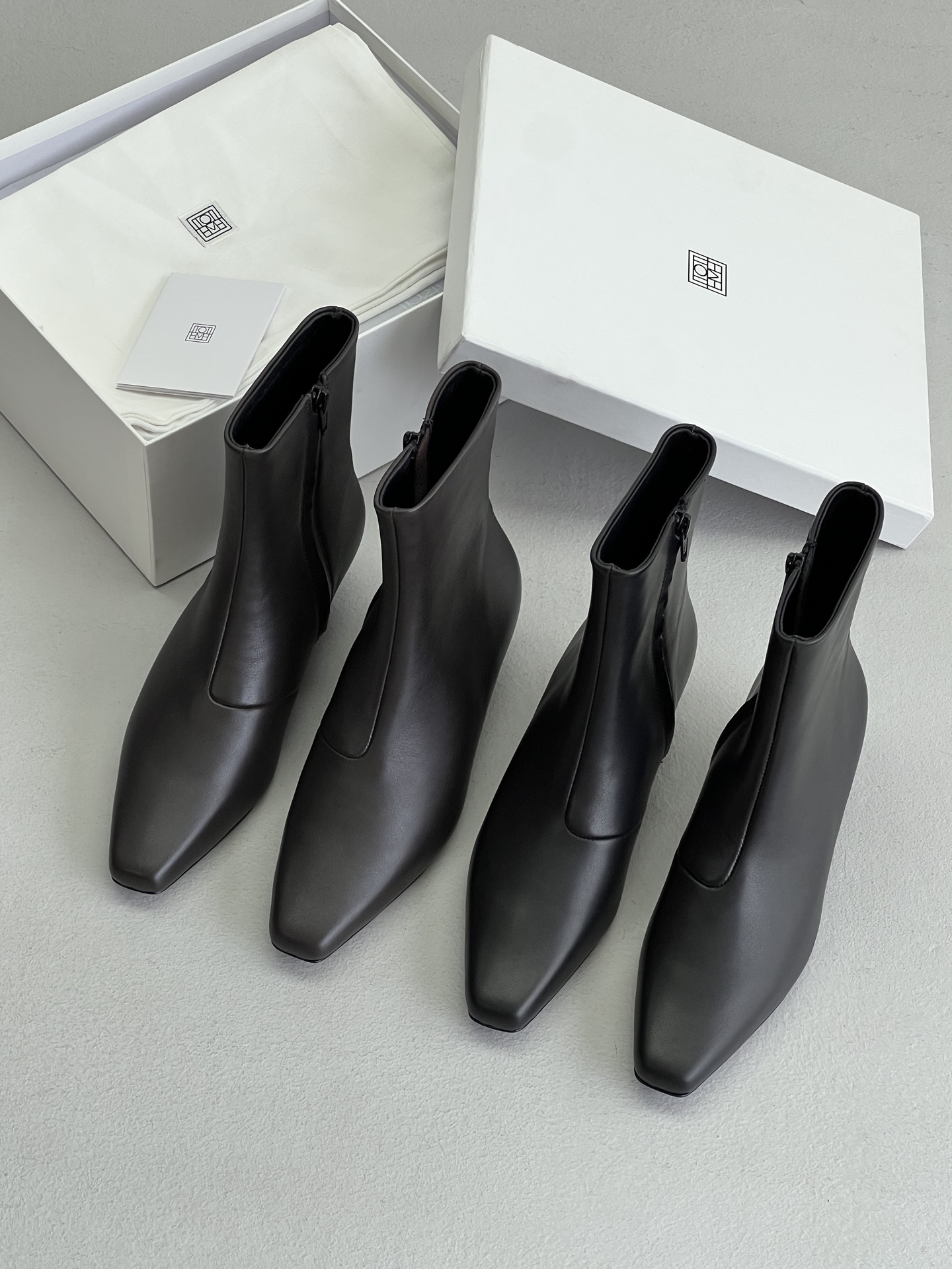 NO:693418,The top version of Dongguan's 25 TOTEME, a pair of simple and capable, low-key and fashionable kitten heel short boots. There are no bright colors and complicated designs. Just a pair of 2 cm small heels and a neat and fashionable square toe design can fully open up your aura and give you a sense of originality. When you wear it, you don't have to think too much about the occasion. It can be used for commuting or on dates and dinners. It is practical and practical. Material: calfskin upper, Italian genuine leather outsole  Size 35-39, boots, cowhide, Leather soles19860909莞产顶级版本 25款TOTEME 一双简约干练 低调时髦的小猫跟短靴 没有鲜艳的色彩和繁杂的设计,仅凭一双2厘米的小跟和利落时髦的方头设计,就能气场全开,稿级感拾足,当你穿起它的时候,不用过多考虑场合,既能通勤,也能约会聚餐,糙级实用. 材质鞋面小牛皮 意大利真皮大底 尺码35-39,靴子,boots,cowhide,Leather soles,Women's Shoes