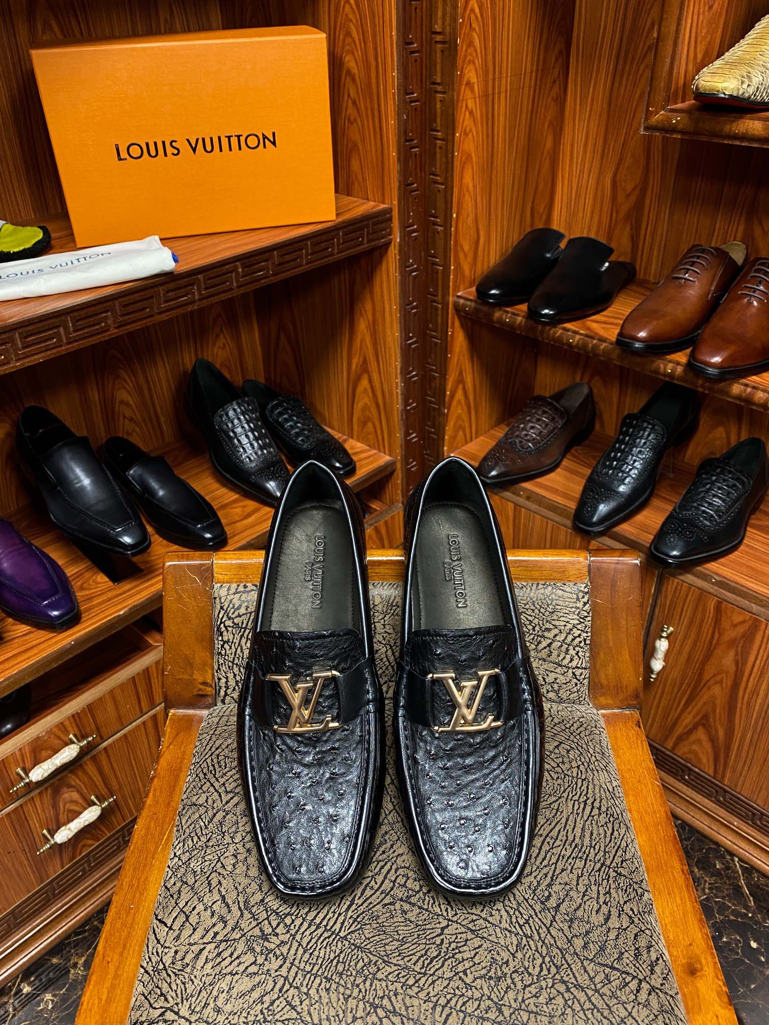 NO:278132,Spot supply supports return and exchange after the New Year. Don’t worry about the picture above!  !  !  Comment [s 1V counter new favorites, tell you what the product is called top!  Crocodile Ostrich leather [1V new product] It is called aristocratic customization in my spot stock. I have no pressure to enter and exit the counter...38/44;,,ostrich skin19860909现货供应 支持年后退换 放心上图！！！ 批【s 1V专柜新宠 告诉你什么货叫顶级！ 鳄鱼 拼鸵鸟皮【1V新品】 在专柜它叫贵族定制 在我这现货拿到同样级别品质的产品 出入专柜毫无压力……38/44；,,ostrich skin,Men's shoes