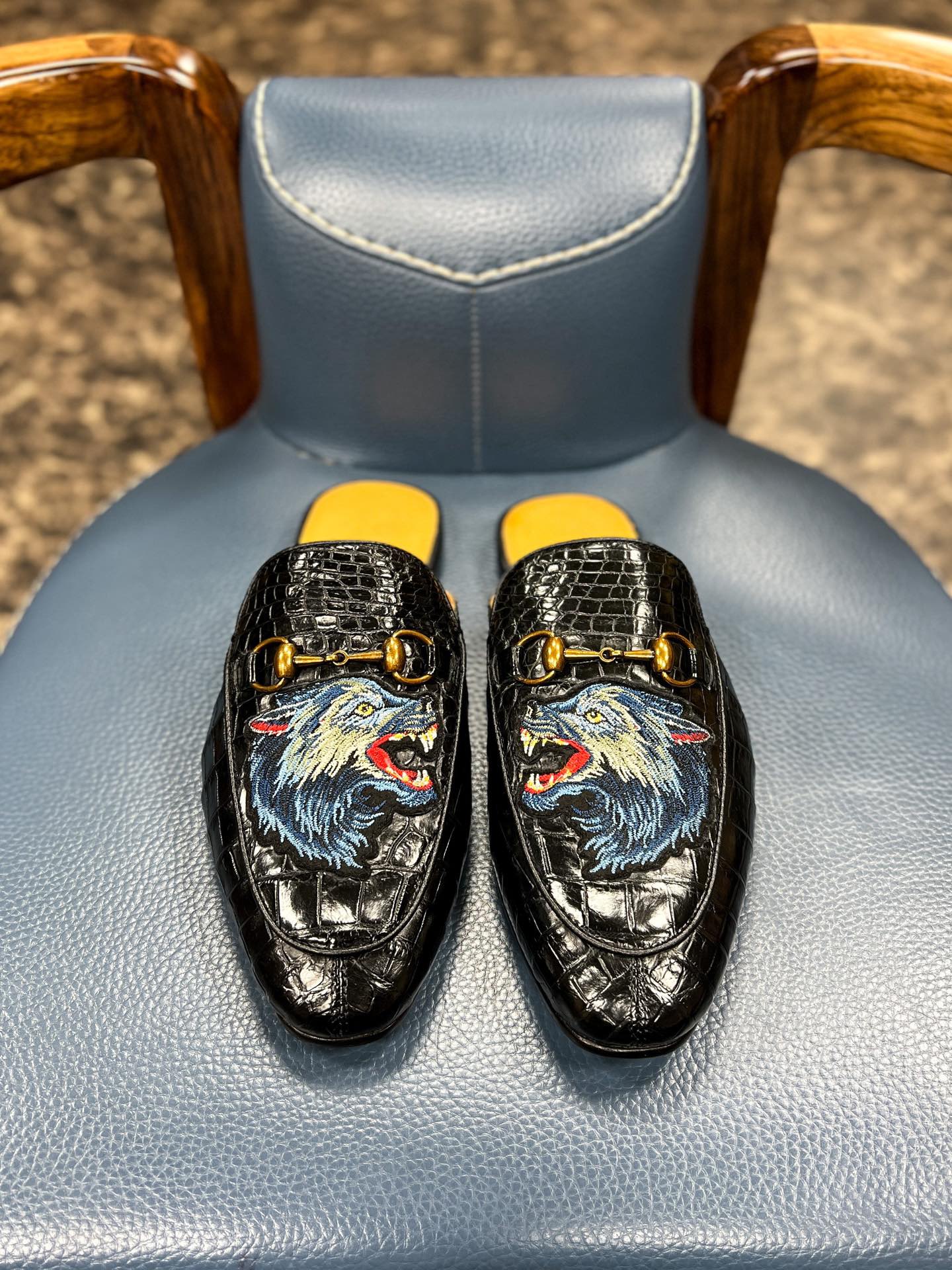 NO:279536,Brand new upgrade GUCC1 counter classic model, batch, crocodile belly semi-torch, Goodyear handmade, Thai Siamese crocodile belly, Italian cowhide, genuine leather bottom, luxury materials imported foot pads 38/44 with special maintenance oil towels!  ,gucci,cowhide,Leather soles19860909全新升级 GUCC1 专柜经典款 批 鳄鱼肚皮半拖 固特异手工制作 泰国暹罗鳄鱼肚皮 意大利牛皮真皮大底 奢侈用料进口垫脚 38/44 配专用保养油毛巾！,,gucci,cowhide,Leather soles,Men's shoes