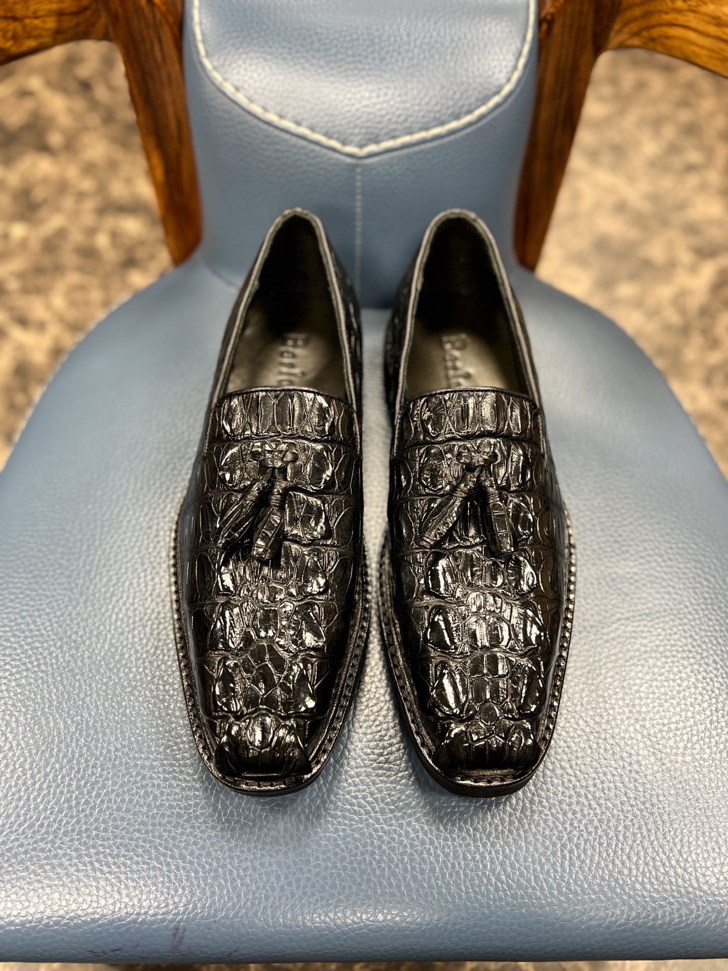 NO:345539,Criticize the world's top royal class, full handcraft series, 1895 Italian top shoes, domineering and ruthless goods, spot, exclusive for aristocratic [Prince of Siamese crocodile leather] New favorite of the counter [Goodyear tire outsole] Italian professional board master uses Goodyear handcraft, top luxury collection commemorative edition, specially invited by the OEM factory to rigorously create the first single Italian cowhide sole; satisfy the gentlemen who yearn for fashion and top high-end! 38/45,,cowhide,crocodile skin19860909批 世界顶级皇室级别 全手工系列 1895年意大利顶级鞋履 覇气狠货 现货 专供貴族【臻品 高貴】【整张暹罗鳄鱼皮】专柜新宠【固特异轮胎大底】意大利专业板师釆用固特异手工,顶级奢侈珍藏纪念版,经代工厂特请意大利高级板师多年顶级高端经验严谨打造,原单意大利牛皮大底；满足驾驭向往时尚顶尖高端的绅士们! 38/45,,cowhide,crocodile skin,Men's shoes