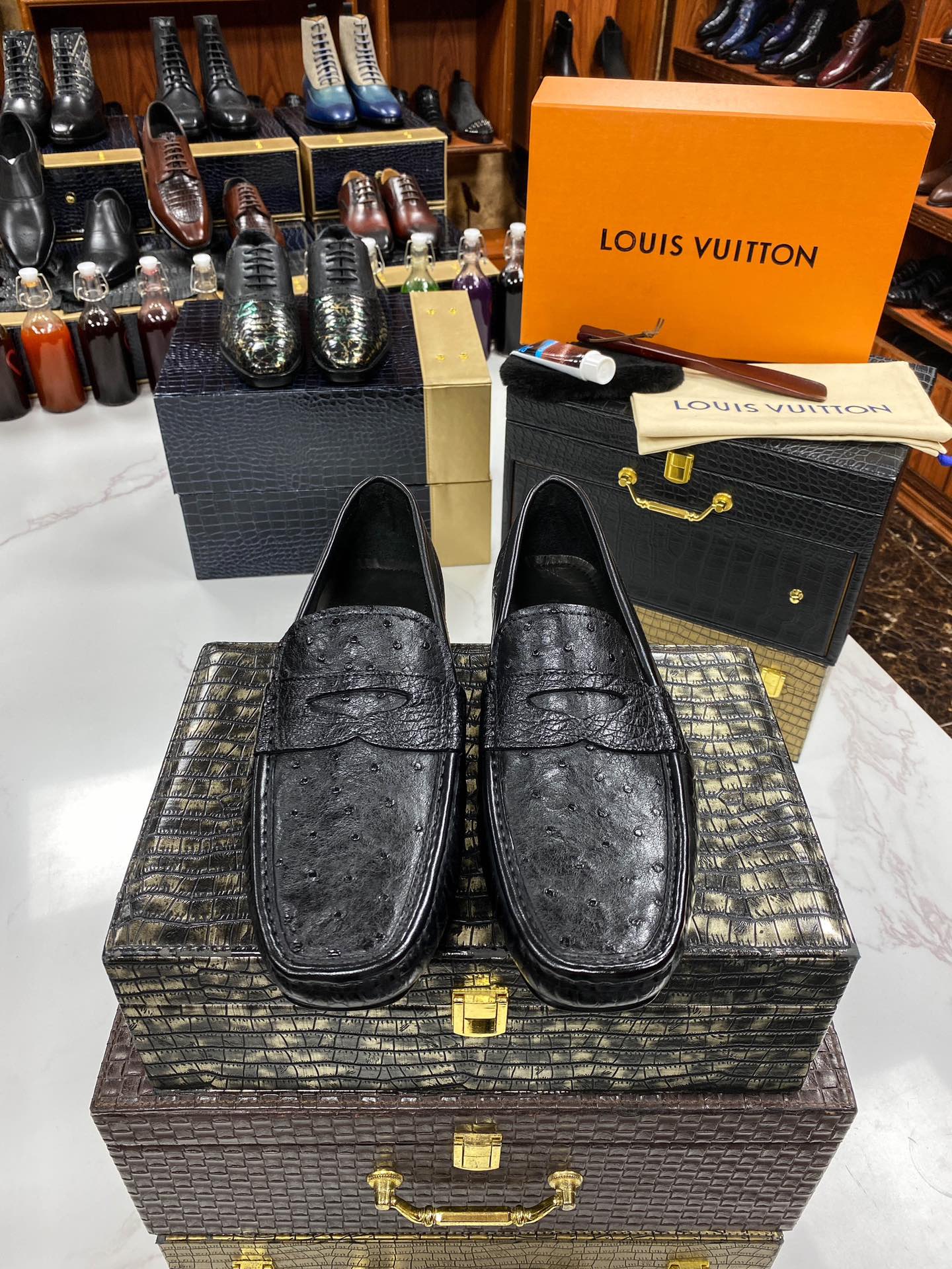 NO:621401,Batch 1V donkey brand new model top quality Siamese crocodile belly and ostrich skin imported from Thailand Genuine leather outsole, tough goods are coming [Rose][Rose] Imported hardware is different from market products. The interior is made of imported German fetal cattle. Perfect and smooth stitching. Even and coherent. Fine craftsmanship. The design of the foot set is simple and easy to wear. Soft enough to be comfortable. Standard size 38/44.,,louis vuitton,ostrich skin,Leather  soles19860909批 1V 驴牌 新款霸货 顶级精品 泰国进口暹罗鳄鱼肚皮拼鸵鸟皮 真皮大底,狠货来袭 [玫瑰][玫瑰] 进口五金不同于市场货 内里用全进口徳国胎牛 完美顺畅的车缝线 均匀连贯 工艺精细 套脚的设计简单易穿 柔软程度足以舒适 标准码 38/44.,,louis vuitton,ostrich skin,Leather soles,Men's shoes