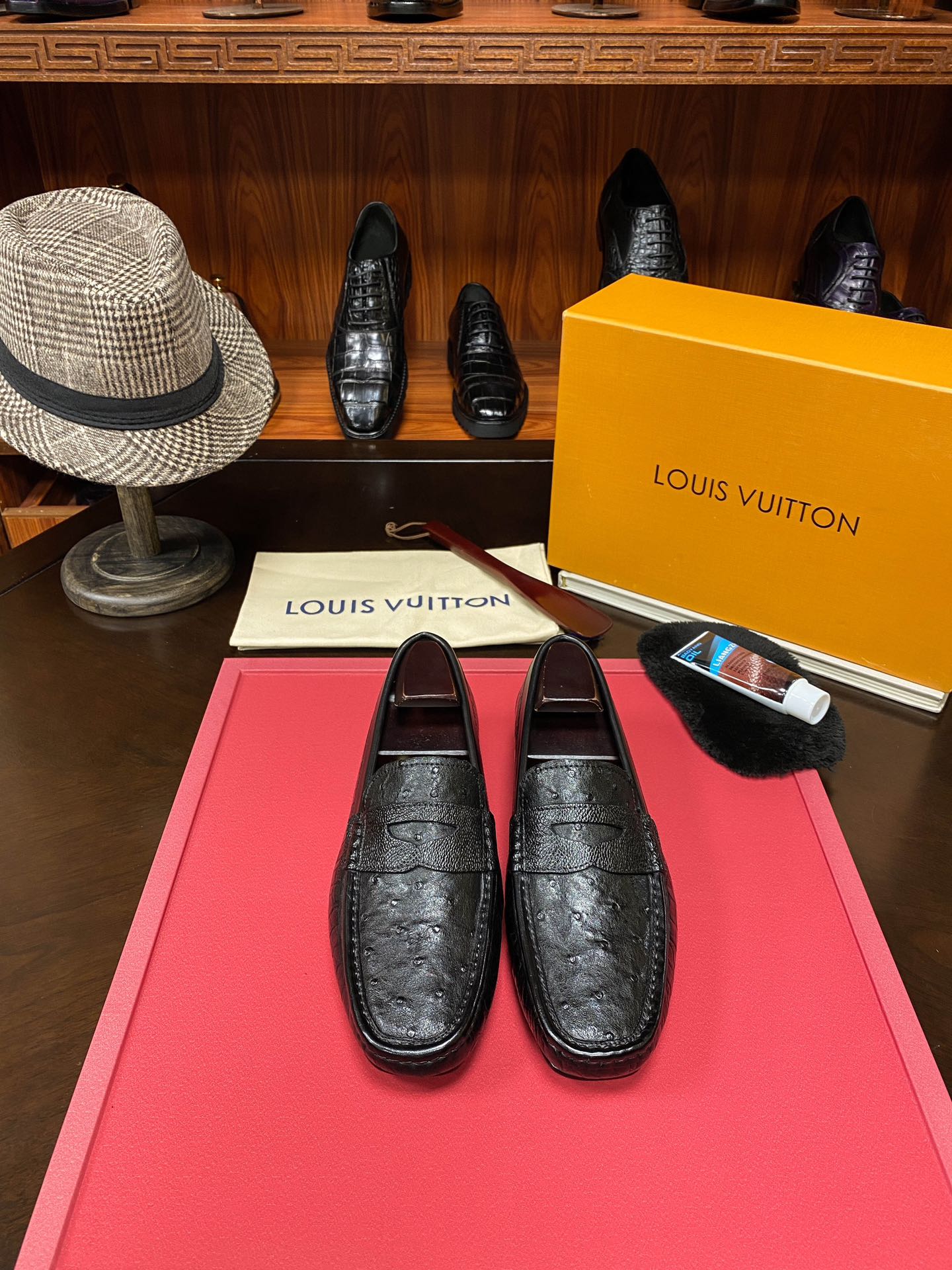 NO:345535,[The bank's powerful merchants all crocodile leather goods, spot supply, support return and exchange, feel safe above] Batch 1V donkey brand, new big product, top quality, imported Siamese crocodile belly, ostrich leather, big bottom, fierce goods are coming [Rose][Rose] Imported hardware is different from market goods, fully imported German oxen body, perfect and smooth stitching, uniform and coherent, fine craftsmanship, simple and easy to wear, soft enough to be comfortable, standard code 38/45,,louis vuitton,crocodile skin,ostrich skin,Leather soles19860909【本行实力商家 所有鳄鱼皮具 现货供应 支持退换 放心上图】 批 1V 驴牌 新款霸货 顶级精品 泰国进口暹罗鳄鱼肚皮拼鸵鸟皮 真皮大底,狠货来袭 [玫瑰][玫瑰] 进口五金不同于市场货 内里用全进口徳国胎牛 完美顺畅的车缝线 均匀连贯 工艺精细 套脚的设计简单易穿 柔软程度足以舒适 标准码 38/45,,louis vuitton,crocodile skin,ostrich skin,Leather soles,Men's shoes