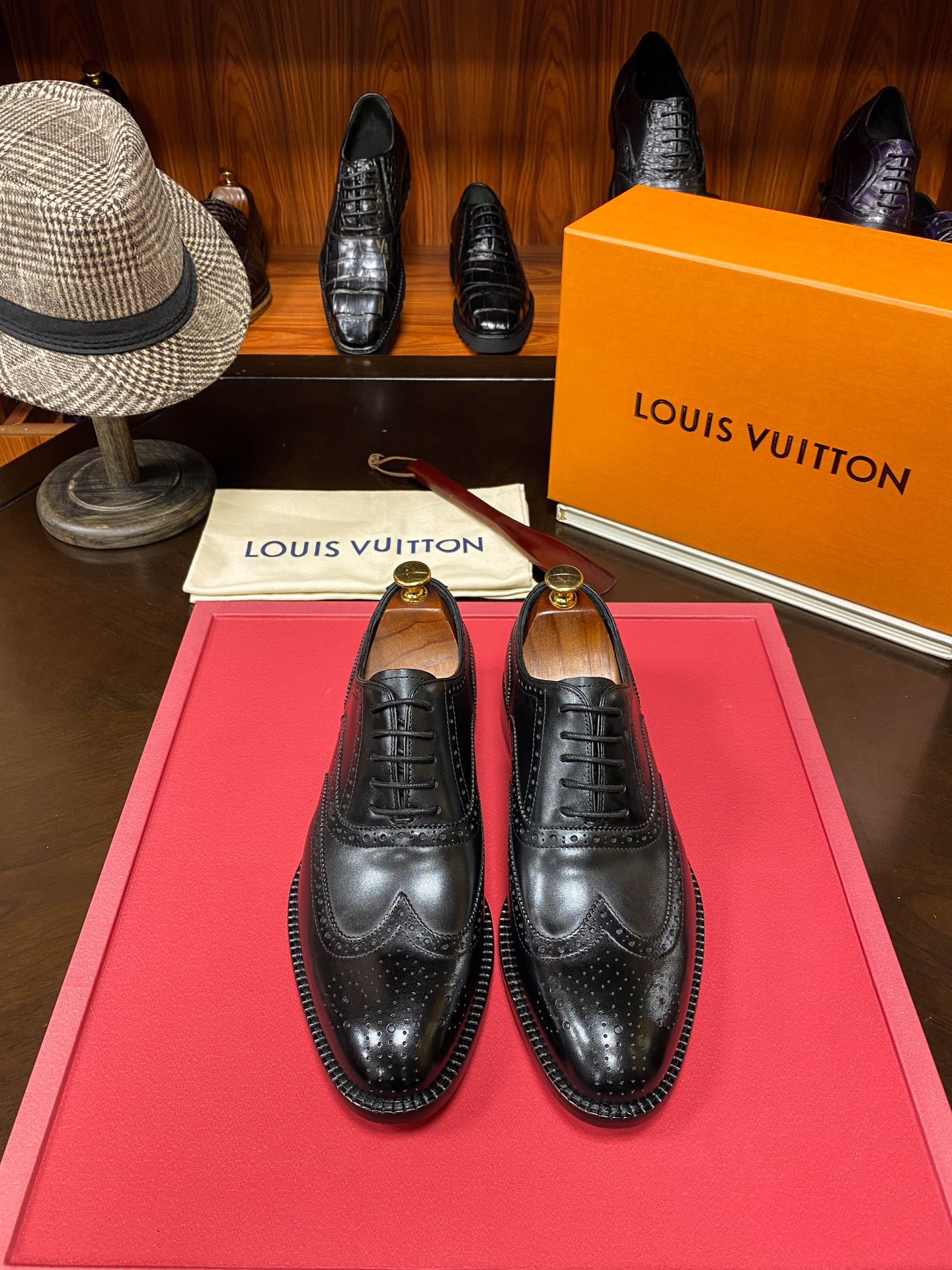 NO:275020,1V Donkey Brand Top high-end authentic products are shipped, top OEM factory strictly processes, using real cowhide large sole, original single material (authentic original cowhide sole) truly top high-end goods, expensive, unparalleled quality, gentlemanly high-end style, dare you to control it! 38/45. Mahogany shoehorn, (supports original single inspection). Complete accessories!  , louis vuitton,cowhide198609091V 驴牌 顶级高端正品出货,顶级代加工厂严格工序,釆用真正牛皮大底,原单材料（正品原厂牛皮底）真正顶级高档货,价位昂贵,质量无与伦比,绅士高档风所属,您敢驾驭吗!38/45.红木鞋拔,（支持原单验货）.配件齐全！,,louis vuitton,cowhide,Men's shoes