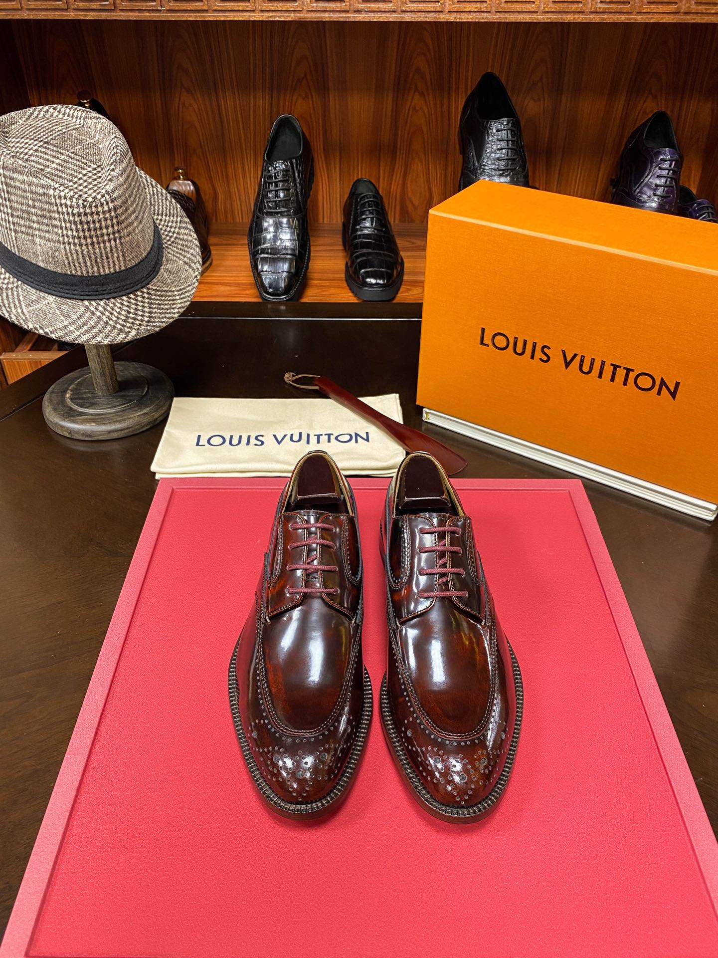 NO:350294,Powerful merchants, 1V donkey brand, Russia enters a hot product, pure handmade, German imported polished patent leather, Italian imported cowhide, genuine leather bottom, perfect last, quality you know. 38/45;,,louis vuitton,cowhide,Leather soles19860909实力商家 批 1V 驴牌 俄罗斯进专卖爆款 纯手工德国进口擦色漆皮 意大利进口牛皮真皮大底 完美楦型 质量你懂的. 38/45；,,louis vuitton,cowhide,Leather soles,Men's shoes