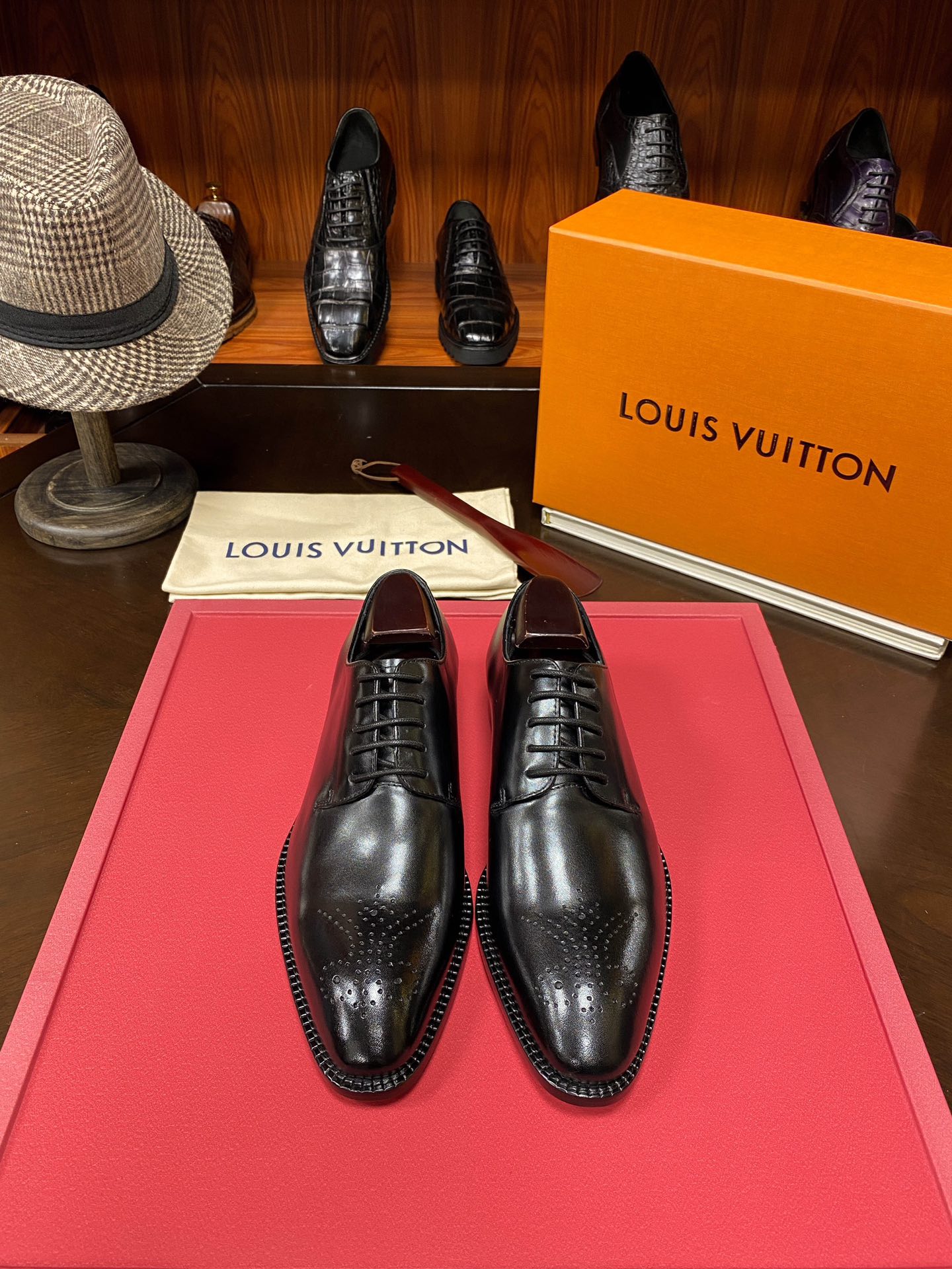 NO:277300,1V donkey brand This year's counter latest model [French original version to open the mold] The imported cowhide material's classic upgraded version of slippers shows a stronger unique style, pointing out the most popular noble retro themes nowadays [Private model development, craftsman-level master carefully modulated many times, unparalleled market] 38/45,,louis vuitton,cowhide198609091V 驴牌 今年专柜最新款【法国买原版开模】进口牛皮材质的经典升级版便鞋展现出更为强烈的独特风格 点明时下最流行的高贵复古主题【私模开发 匠师级别老师傅精心多次调制 市场无与伦比】38/45,,louis vuitton,cowhide,Men's shoes