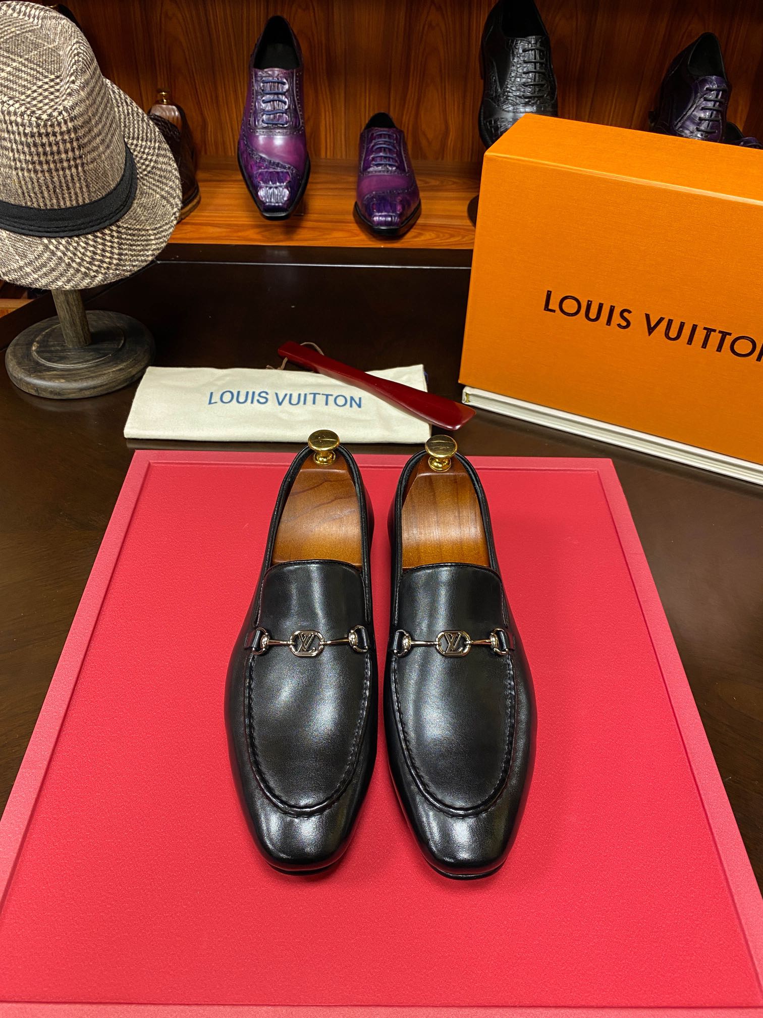 NO:351327,New this year's latest [Original Premium] All Spot Latest 1V Top Boutique Italian leather big sole, fierce goods coming [Rose] [Rose] Imported hardware is different from market goods, fully imported German oxen inside, perfect and smooth stitching, uniform and coherent, fine craftsmanship The design of the foot is simple and easy to wear, soft enough to be comfortable, Standard code 38/45;,,louis vuitton,louis vuitton,Leather soles19860909New今年最新【原单精品】全现货 最新款1V 驴家顶级精品 意大利真皮大底,狠货来袭 [玫瑰][玫瑰] 进口五金不同于市场货 内里用全进口徳国胎牛 完美顺畅的车缝线 均匀连贯 工艺精细 套脚的设计简单易穿 柔软程度足以舒适 标准码 38/45；,,louis vuitton,louis vuitton,Leather soles,Men's shoes