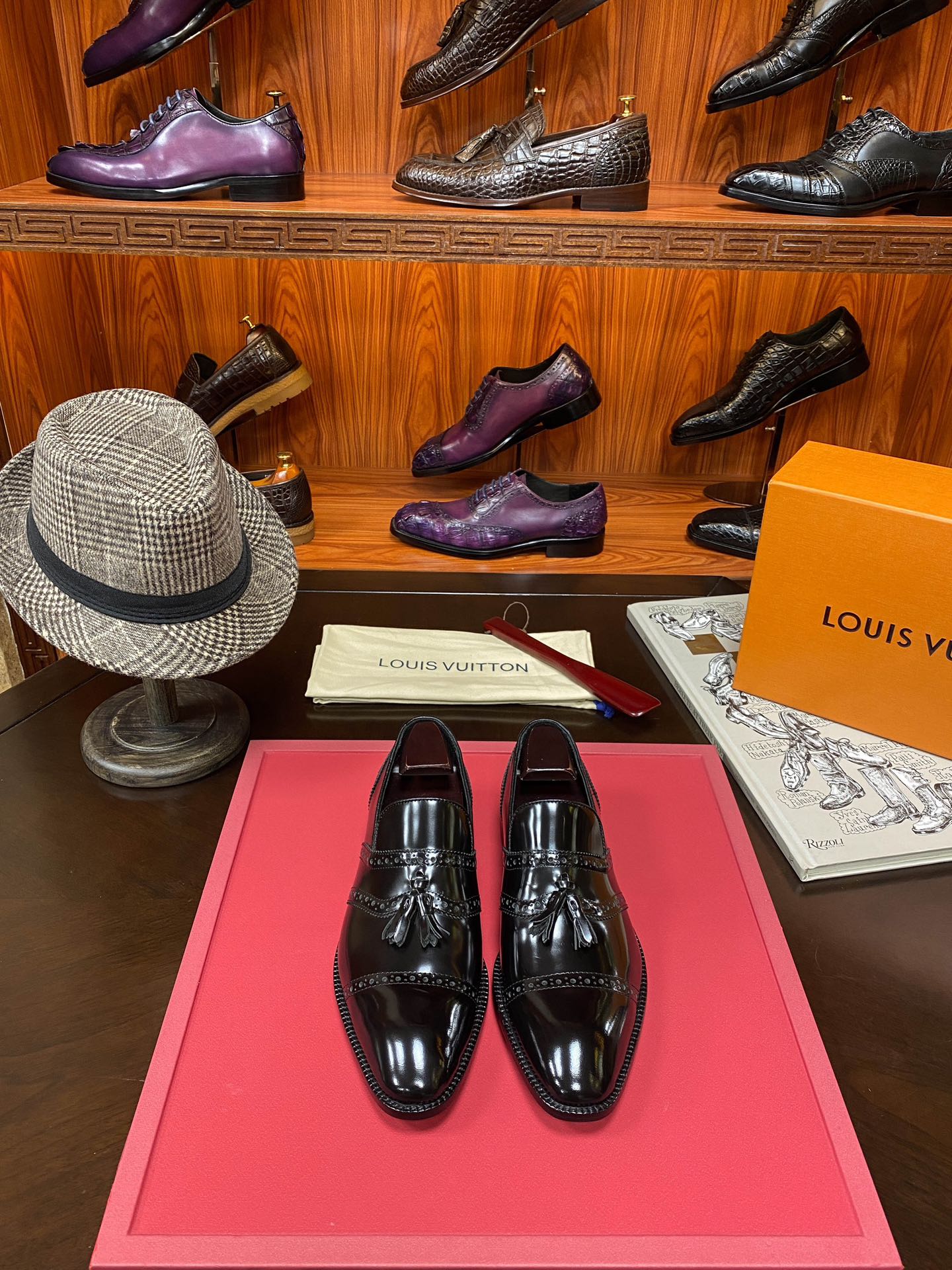 NO:273595,1V donkey brand This year's counter latest model [French original version to open the mold] This mirrored calf leather material is made of classic upgraded slippers showing a stronger unique style. Extra large tassels indicate the most popular noble retro themes nowadays [Private model development, craftsman-level master carefully modulated many times, unparalleled market] 38/45,,louis vuitton,cowhide198609091V 驴牌 今年专柜最新款【法国买原版开模】这款镜面【意大利进口小牛皮】材质的经典升级版便鞋展现出更为强烈的独特风格 特大号流苏饰点明时下最流行的高贵复古主题【私模开发 匠师级别老师傅精心多次调制 市场无与伦比】38/45,,louis vuitton,cowhide,Men's shoes