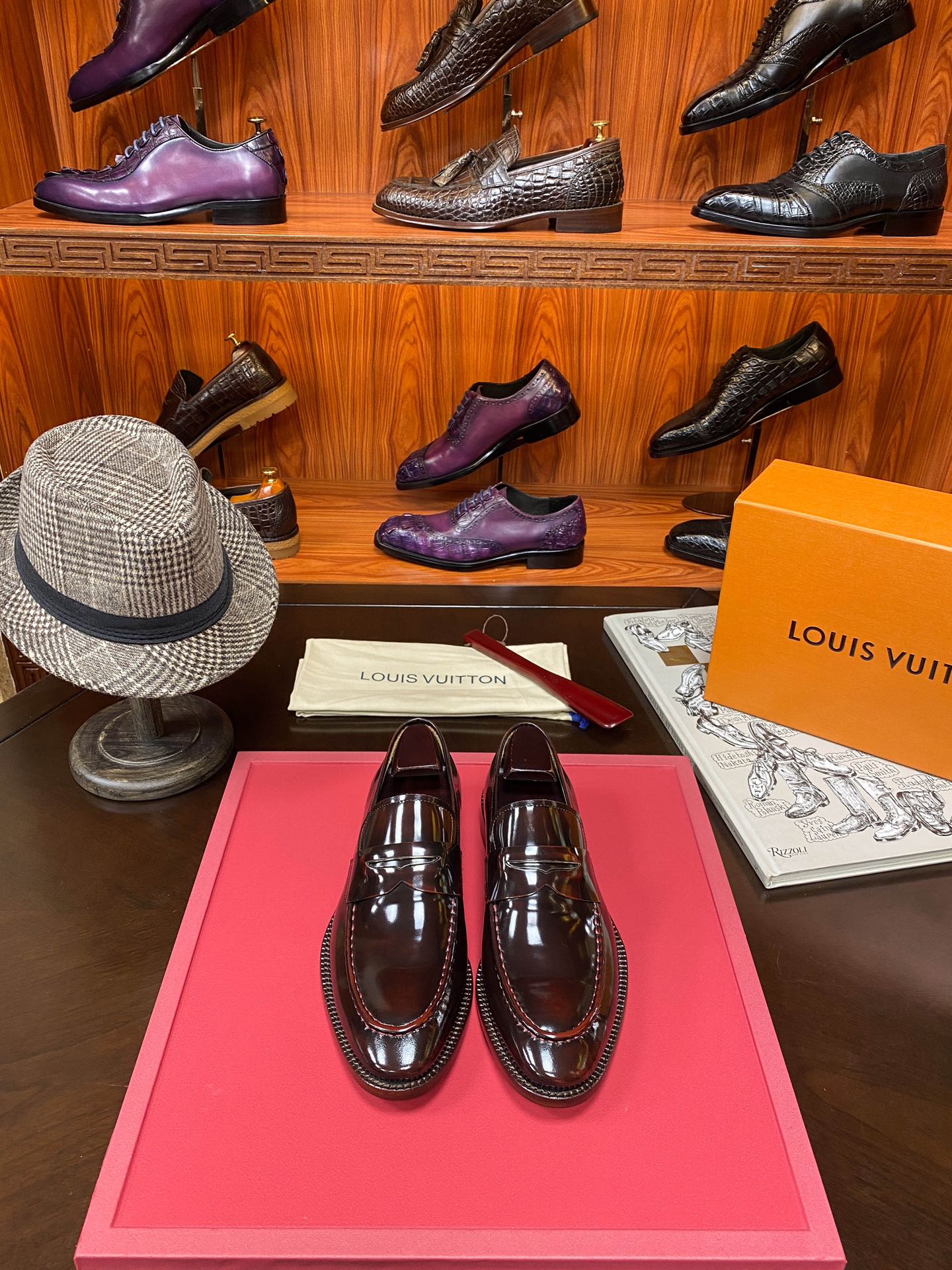 NO:897878,Batch 1V hot style [Rubbed Burgundy] Purely handmade patent leather imported from Germany. Original quality. Genuine leather outsole imported from Italy. Perfect last shape. You know the quality. 38/45,,cowhide,Leather soles19860909批 1V 爆款【擦色酒红】纯手工德国进口擦色漆皮 原版质量 意大利进口牛皮真皮大底 完美楦型 质量你懂的.38/45,,cowhide,Leather soles,Men's shoes