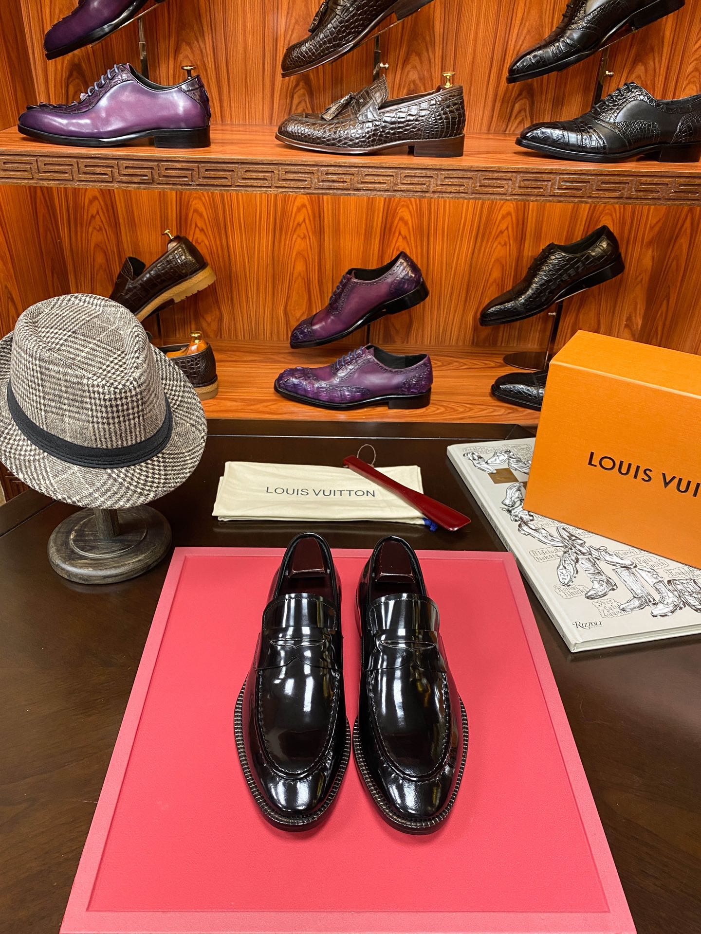 NO:897880,Batch 1V hot style [Classic Cool Black] Purely handmade patent leather imported from Germany, original quality, Italian imported cowhide leather outsole, perfect last shape, you know the quality. 38/45,,cowhide,Leather soles19860909批 1V 爆款【经典酷黑】纯手工德国进口擦色漆皮 原版质量 意大利进口牛皮真皮大底 完美楦型 质量你懂的.38/45,,cowhide,Leather soles,Men's shoes