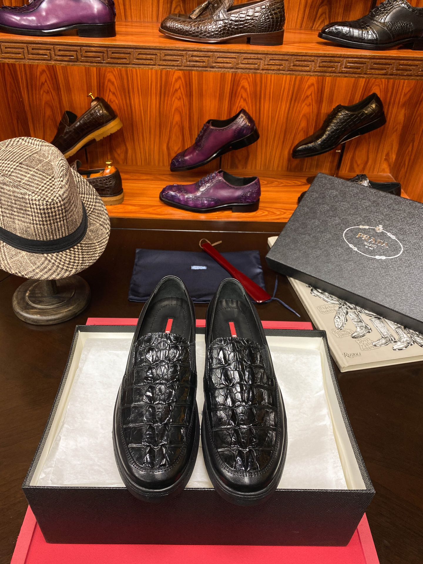 NO:271410,PRAD@【The domineering goods are finally coming】Selected Thai crocodile original large sole, wear-resistant and solid, time-consuming and exquisite craftsmanship, pure handmade, special rubber band, high and fat instep suitable for domineering temperament, gentleman's casual supreme first choice! Standard code 38/44 (special maintenance shoe polish for delivery, towels, mahogany shoe horn),,prada19860909批 PRAD@【覇气货终于来袭】精选泰国鳄鱼 原版大底 耐磨精固 费时费精湛工艺 大底纯手工上线 釆用专用橡皮筋 脚背高肥都适合 覇气气质 绅士休闲至尊首选！标准码38/44（配送专用保养鞋油 毛巾 红木鞋拔）,,prada,Men's shoes