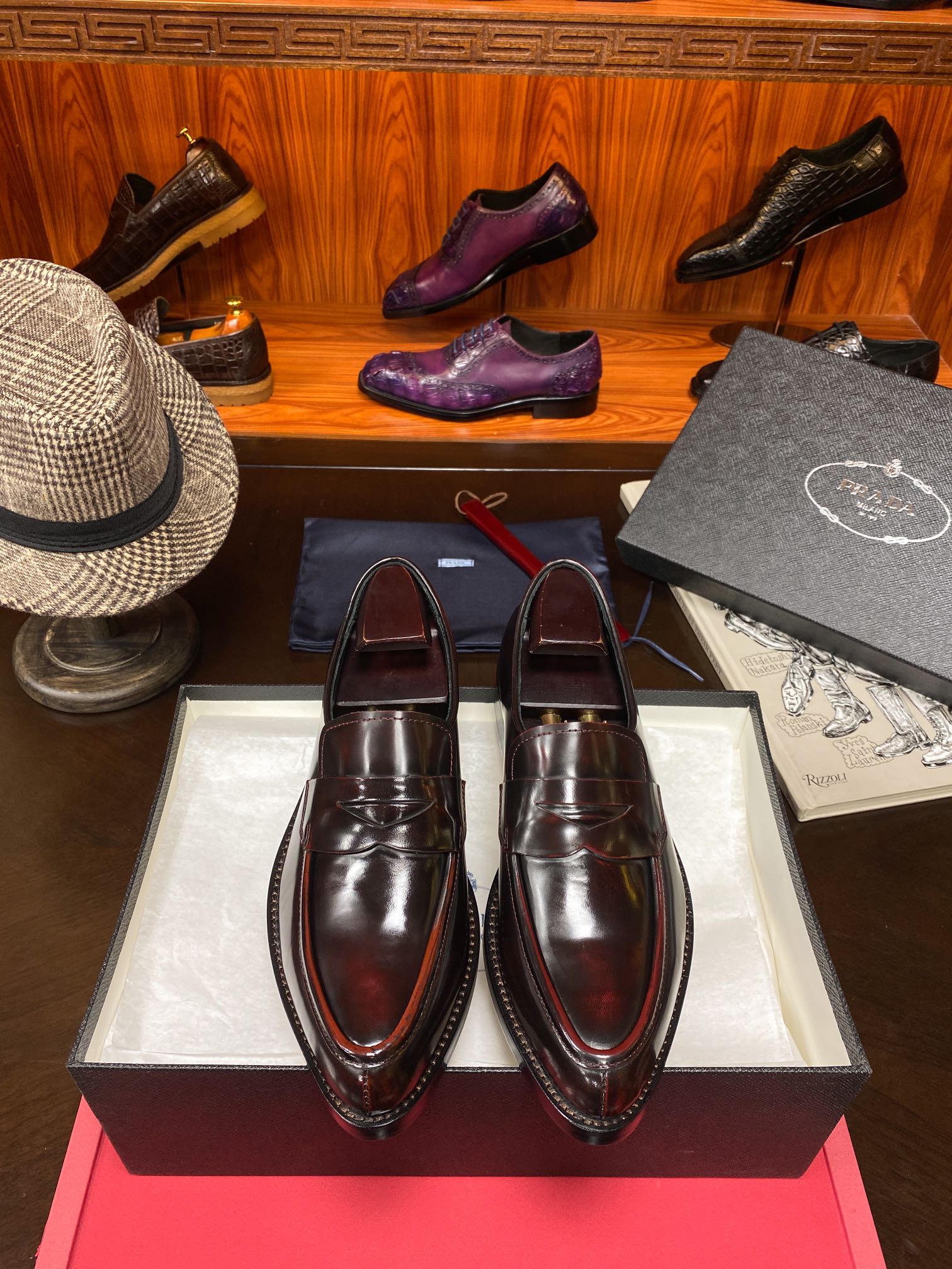 NO:274390,Batch.[Lightning][Lightning][Support global inspection][Strong merchants all support return and exchange!  Pressure-free shipping】Milan release party. Ask someone in the UK to buy the original version and come back to replicate the version. Top high-end authentic products are shipped, the truly top-level OEM factory has strict processes, using original cowhide sole, original single material (original cowhide sole) is truly top-level high-end goods, expensive, unparalleled quality, gentlemanly and high-end style, do you dare to control it! 39/44 Mahogany shoe horn; complete accessories!  ,,cowhide19860909批.[闪电][闪电]【支持全球验货】【实力商家 所有支持退换！无压力代发】米兰发售会.托人英国买原版回来拆版复刻.顶级高端正品出货,真正顶级代加工厂严格工序,釆用原版牛皮大底,原单材料（原厂牛皮底）真正顶级高档货,价位昂贵,质量无与伦比,绅士高档风所属,您敢驾驭吗!39／44 红木鞋拔；配件齐全！,,cowhide,Men's shoes