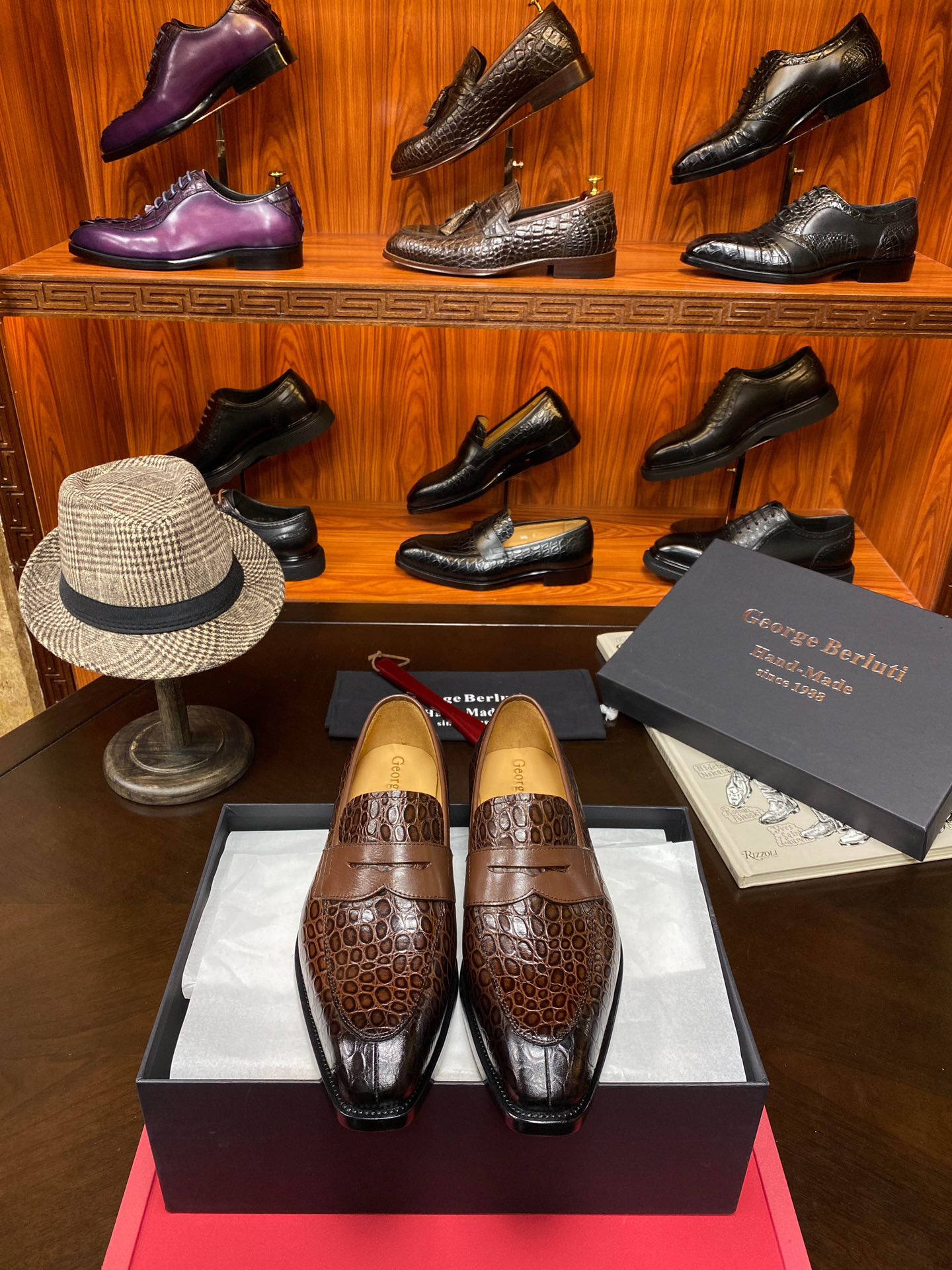 NO:275045,Purchase [All products support return and exchange] Berluti counter Milan's first launch conference new model!  Exclusive first reproduction, perfect interpretation, pure imported original cowhide pressed realistic crocodile pattern (the German imported machine pressing is the most similar to the imitation on the market), created by senior board masters with rigorous rigor, original genuine leather bottom, the overall structure presents noble and gentlemanly charming temperament, showing its uniqueness, standard code 38/45;, cowhide, Leather soles19860909批【所有产品支持退换】 Berluti 专柜米兰首发布会新款！独家首发复刻,完美诠释,纯进口原厂牛皮压制逼真鳄鱼纹（德国进口机器制压现市场上仿压最像的）,经高级板师精堪严谨打造,原厂真皮大底,整体结构呈现高贵绅士魅力气质,彰显与众不同,标准码38/45；,,cowhide,Leather soles,Men's shoes