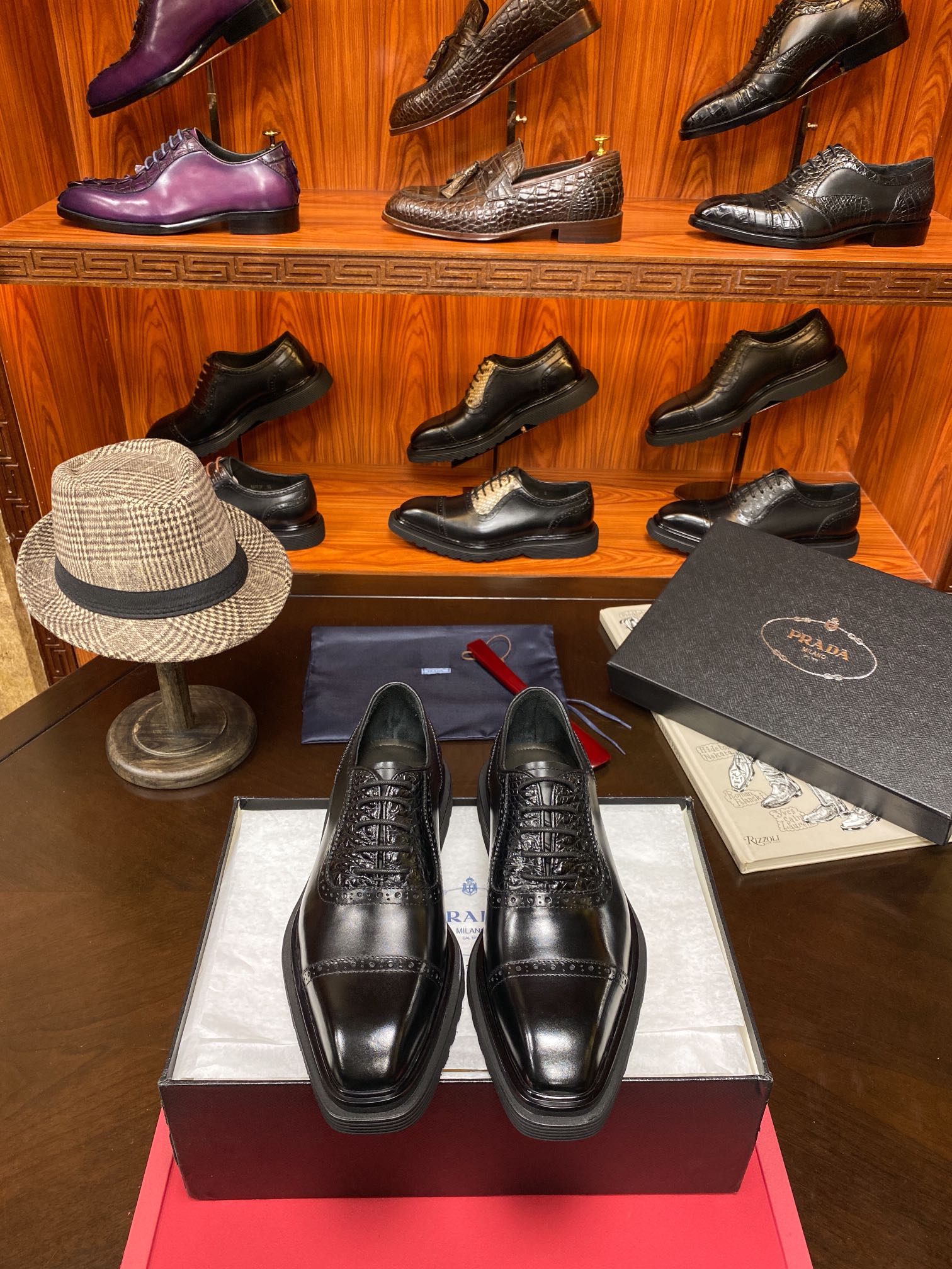 NO:279544,New!  Parda's latest [Crocodile belly] counter love, super light sole, highest version batch, this year's counter latest Prada, high-end men's thick-soled lace-up derby shoes!  The sole uses imported high-density elastic foamed sole, but the highlight is that the cost is not something that a small factory can control. You can imagine the lightness of this shoe, which is very light and comfortable to wear. Classic Brock carving technology, imported cowhide, purchased the original version with 1:1 accurate reproduction, the small square head design is full of modernity, versatile and fashionable urban handsome men!  38/45, prada,cowhide19860909New！Parda 最新【鳄鱼肚拼】专柜大爱 超轻盈大底 最高版本批 今年专柜最新普拉达 高端男士厚底系带德比鞋！ 鞋底采用进口高密度弹力发泡大底 可是亮点 成本不是小厂可以驾驭的,可想而知这鞋的轻盈度,非常轻盈上脚特别舒服 经典布洛克雕花工艺,进口牛皮制作,购入原版1:1精准复刻,小方头设计摩登感十足,百搭时尚都市型男！38/45,,prada,cowhide,Men's shoes