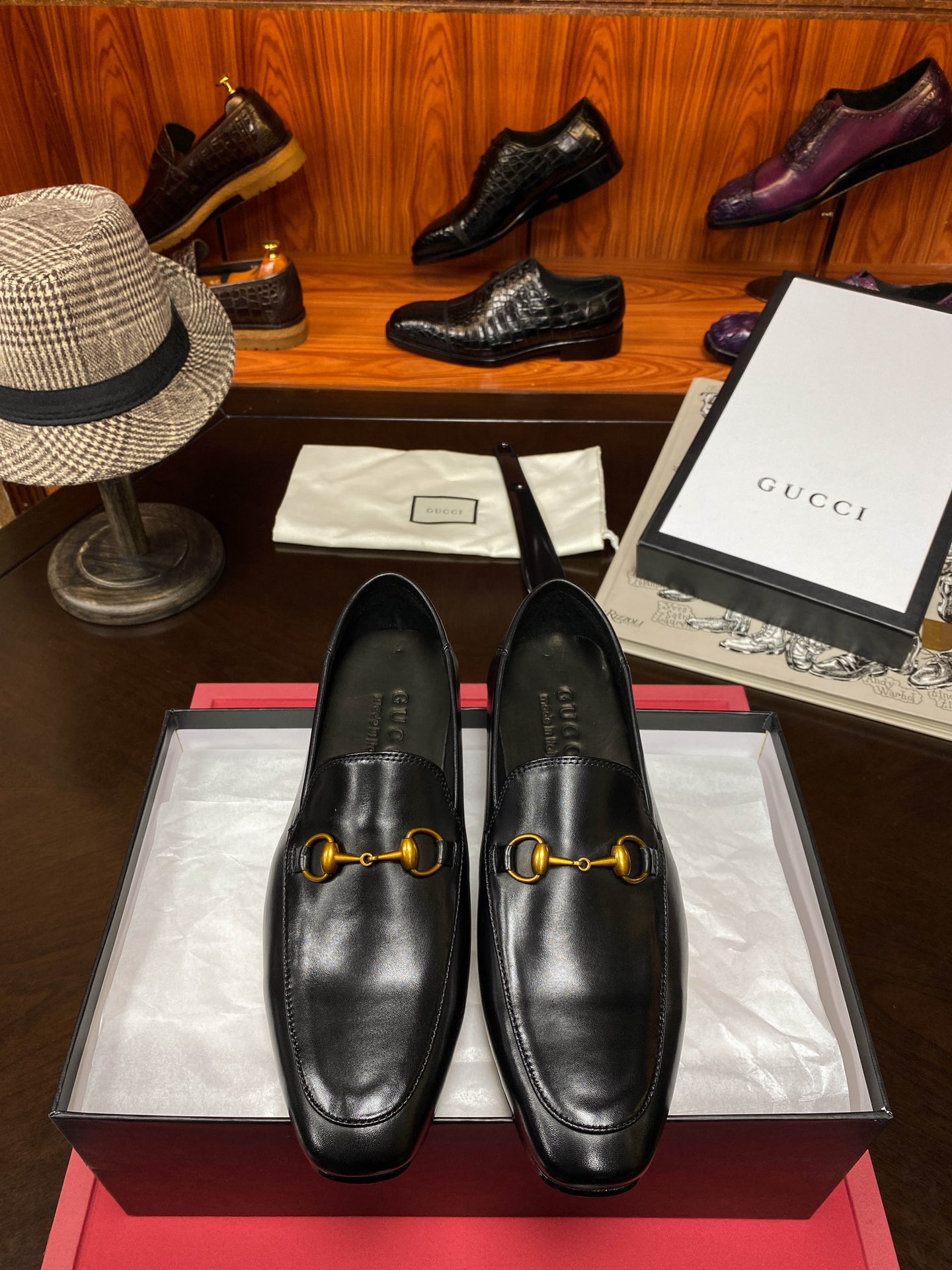 NO:345547,GUCC1 classic hot sale pure imported cowhide Italian cowhide leather large sole luxury materials imported fetal cowhide inner soft and gentlemanly demeanor Low-key and luxury 38/44,,gucci,cowhide,Leather soles19860909批 GUCC1 经典热卖款 纯进口牛皮 意大利牛皮真皮大底 奢侈用料进口胎牛内里 舒软不失绅士大气风度 低调与奢华与一体 38/44,,gucci,cowhide,Leather soles,Men's shoes