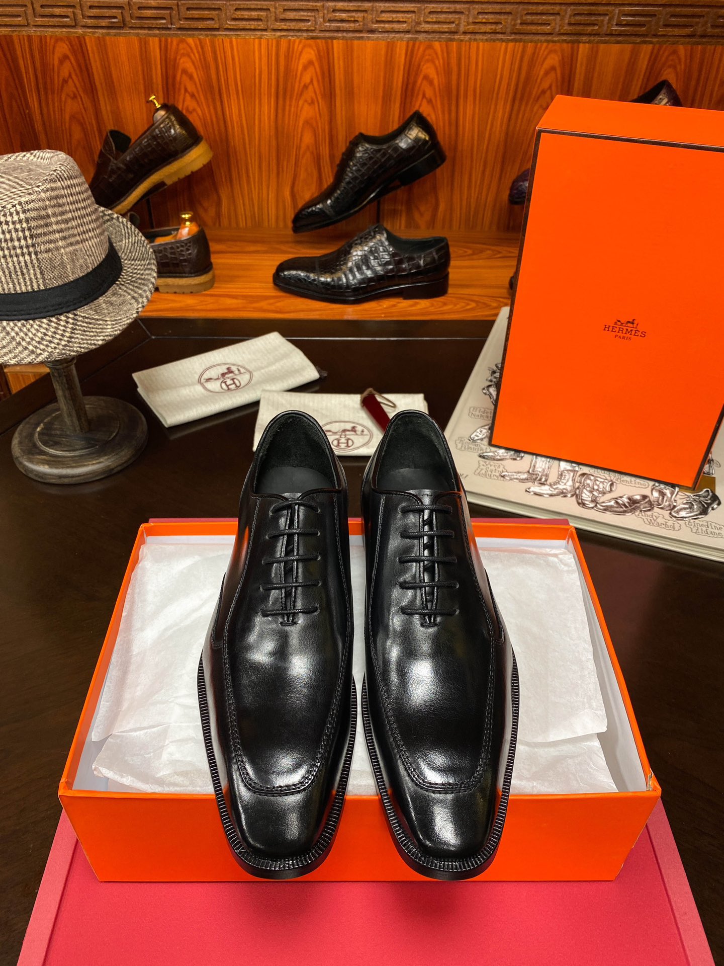 NO:273614,Aima's latest counter men's leather shoes, priced at 96,000 yuan [supporting counter inspection] [original imported Italian cowhide, Italian imported genuine leather sole] Classic upgraded strong retro Milan fashion show theme, professional and rigorous craftsmanship, showing the taste of noble gentlemen, Standard code 38/45 with special wooden pulley, top configuration;,,hermes,cowhide,Leather soles19860909批爱马最新专柜男款皮鞋 公价9万六千刀【支持专柜验货】【原版进口意大利牛皮 意大利进口真皮大底】经典升级强烈复古米兰时尚走秀主题 专业严谨工艺 彰显尊贵绅士品味 标准码38/45 配专用木拔 顶级配置 ；,,hermes,cowhide,Leather soles,Men's shoes