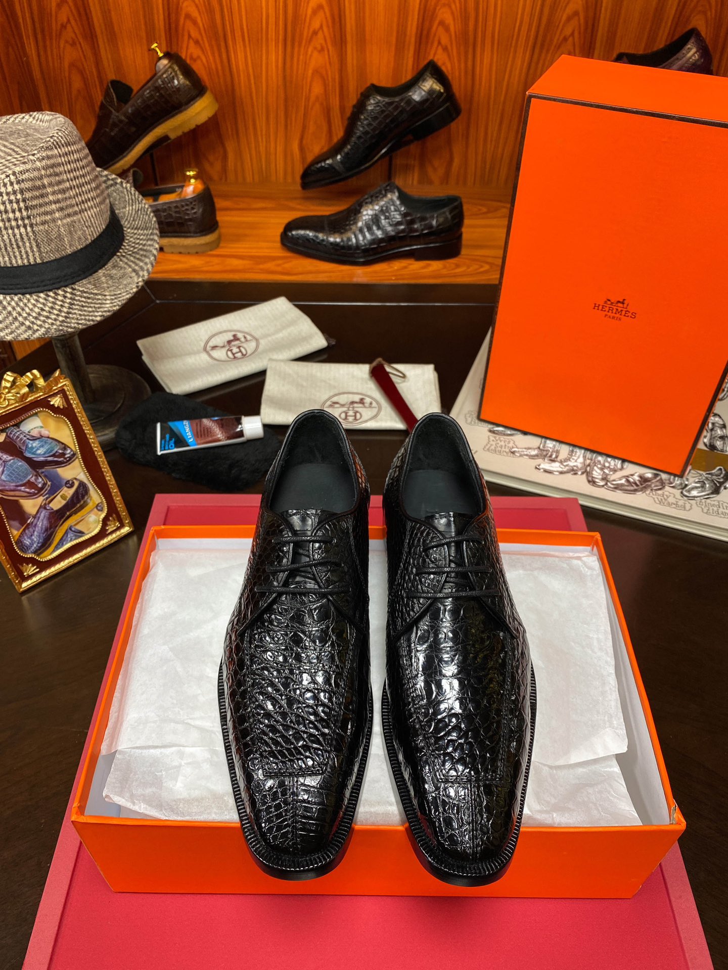 NO:275029,[French top luxury HERMES AMA*S] does not fit the whole skin, the whole pair of Thai Siamese crocodile belly, the whole belly is not spliced, superb craftsmanship, imported cowhide, the sole imported from Italy, the noble and gentlemanly taste, the leather becomes glossy and softer, the best last after 3 months of careful debugging, 100% comfort 38/45 Mahogany pull-out, special maintenance shoe polish, towel;,, hermes, hermes, cowhide19860909批【法国顶级奢侈HERMES 爱马*仕】不接整张皮过 整双泰国暹罗鳄鱼肚皮 整张肚皮无拼接 高超精湛工艺 意大利进口牛皮大底 穿出高贵绅士品味 皮质越穿越有光泽度 越柔软 经3个月精心调试最佳楦型 舒适度百分百 38/45 红木拔 专用保养鞋油 毛巾；,,hermes,hermes,cowhide,Men's shoes