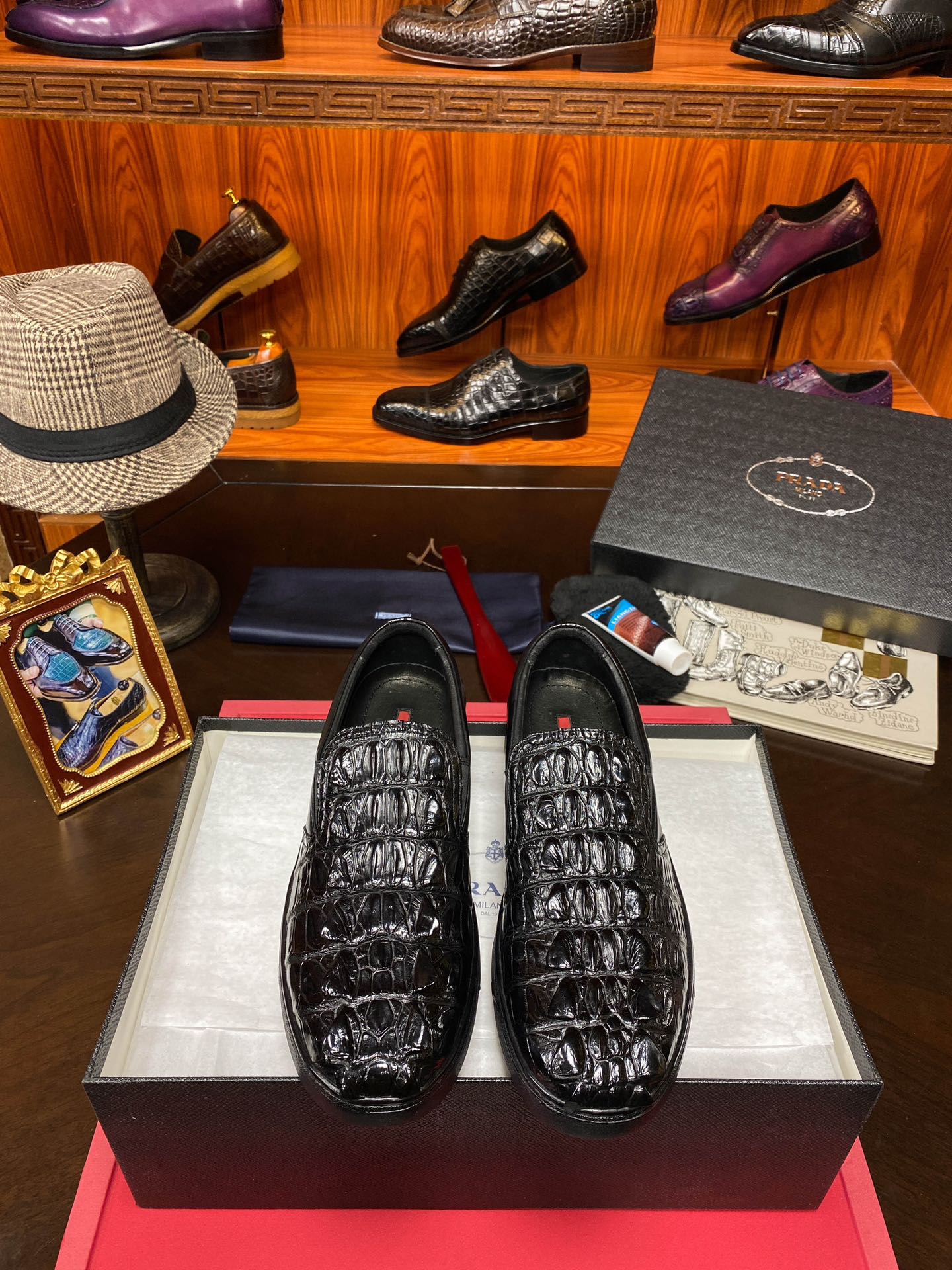 NO:277325,Prasal P home [The domineering and fierce goods are finally coming] Selected Thai crocodile. Original large bottom, wear-resistant and solid, time-consuming and exquisite craftsmanship. The large bottom is purely handmade. Use special rubber bands. High insteps are suitable for high and fat. Domineering temperament. The best choice for gentlemen and casual supreme! Standard code 38/44 (special maintenance shoe polish for delivery, towels, mahogany shoe horn),,prada19860909批 普拉*达 P家【覇气狠货终于来袭】精选泰国鳄鱼 原版大底 耐磨精固 费时费精湛工艺 大底纯手工上线 釆用专用橡皮筋 脚背高肥都适合 覇气气质 绅士休闲至尊首选！标准码38/44（配送专用保养鞋油 毛巾 红木鞋拔）,,prada,Men's shoes