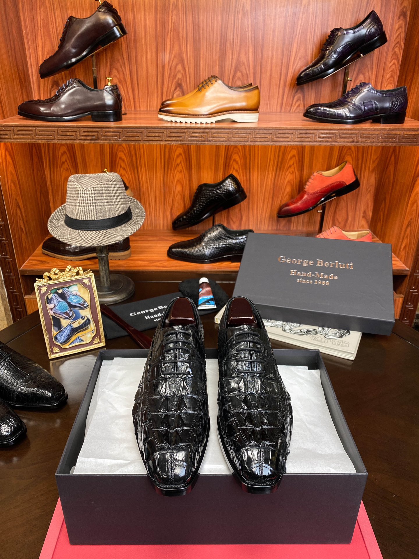 NO:345530,Berluti [Domsy Devil - Craftsmanship and Art Premium] This year's latest Milan World Expo bombing series imported original luxury materials [whole belly] aristocratic special supply [whole double Thai imported Siamese crocodile skin] full imported German fetal cow [private mold opening] unparalleled market, uniform and coherent, fine craftsmanship, soft enough to be comfortable 38/45 [configured with red book, special maintenance oil, special towel] high-end luxury You deserve, crocodile skin19860909Berluti【霸气魔鬼—匠工艺术精品】批今年最新米兰世博会炸场精品系列 进口原版奢侈用料【整张肚皮】貴族专供【整双泰国进口暹罗鳄鱼皮】内里用全进口徳国胎牛【私模开版】市场无与伦比 均匀连贯 工艺精细 柔软程度足以舒适 38/45【配置红本拔 专用保养油 专用毛巾】高端奢侈 您值得拥有,,crocodile skin,Men's shoes