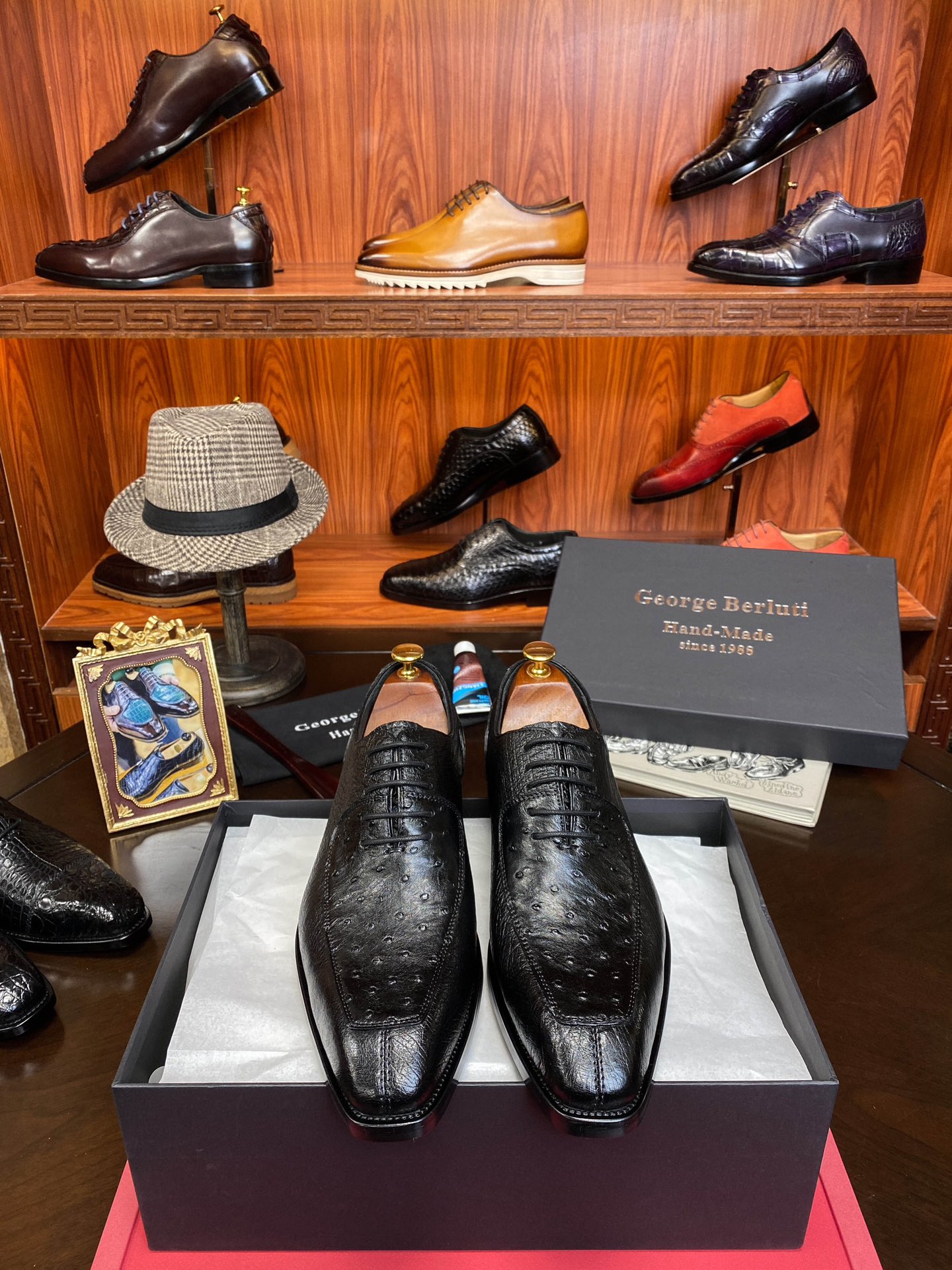 NO:345543,Ber1uti [Owned crocodile factory, all in stock, support return and exchange] is the latest ostrich leather this year, perfectly created. The foot feels very comfortable! This year's official website latest [Imported French cowhide top-grade ostrich leather] originated from 1988s [Pure handmade] British nobles' royal luxury shoes, luxury Thai Siamese crocodile belly, 38/45 with special maintenance oil; the official website's public sale price is 90,000 yuan, cowhide, ostrich skin19860909Ber1uti【自设鳄鱼厂,全现货 支持退换】批今年最新鸵鸟皮完美打造.脚感非常舒适！今年官网最新【进口法国牛皮拼顶级鸵鸟皮】源于1988s【纯手工制作】英国貴族御用奢侈鞋履 奢用泰国暹罗鳄鱼肚,38/45 配专用保养油；官网公售价格9万刀,,cowhide,ostrich skin,Men's shoes