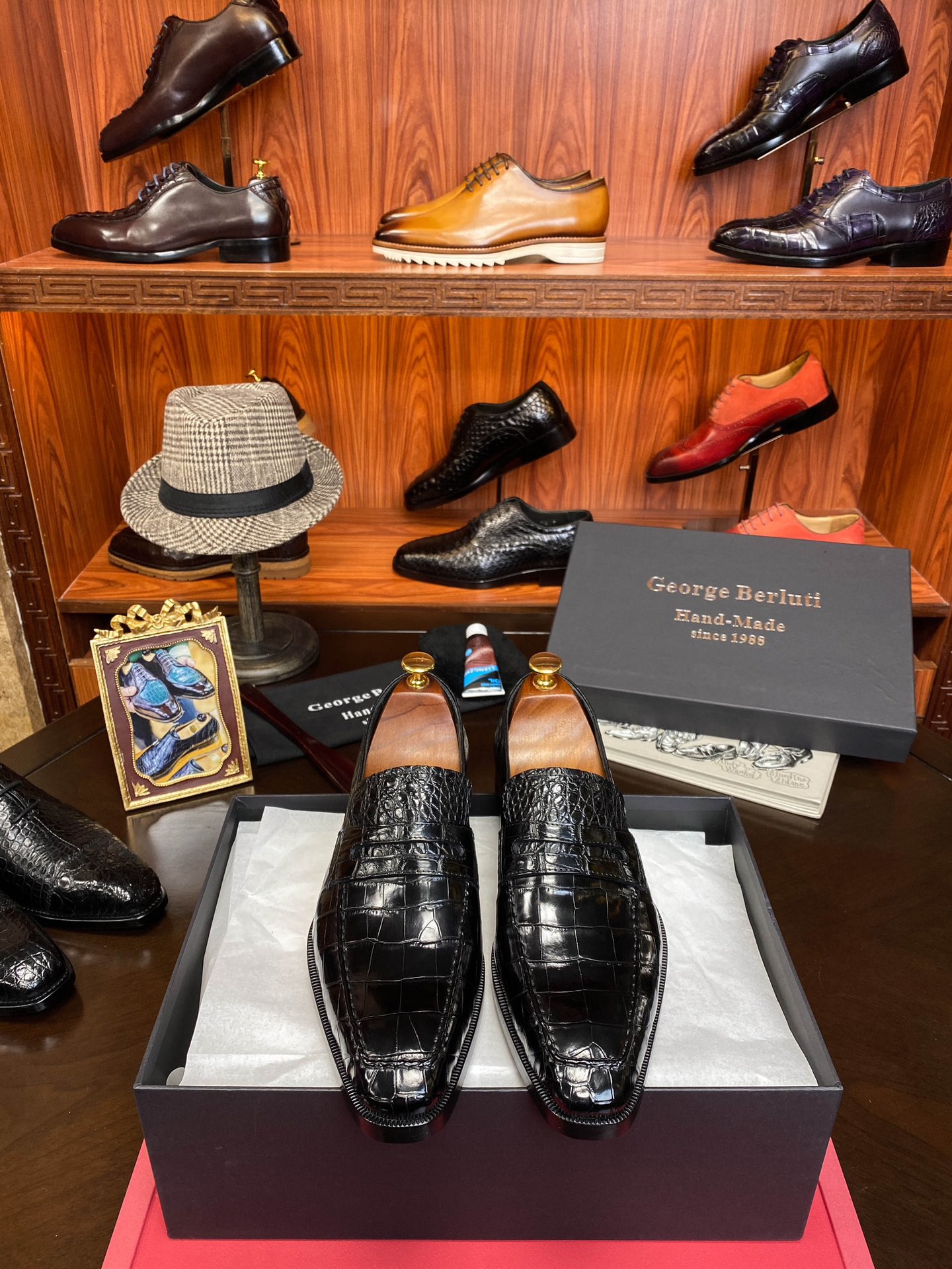 NO:279540,Bill the top ruthless goods! Berluti crocodile belly. The ruthless goods are coming. Originated from 1988s [Pure Handmade] Noble purely handmade. The whole luxury is made of Thai Siamese crocodile belly. If the whole crocodile is not spliced, it can only be made of one foot. 38/45 with special maintenance oil;,19860909批 顶级狠货！ Berluti 鳄鱼肚皮  狠货来袭 源于1988s【纯手工制作】貴族纯手工制作 整双奢用泰国暹罗鳄鱼肚皮 不拼接整条鳄鱼只能做一只脚 38/45 配专用保养油；,,Men's shoes