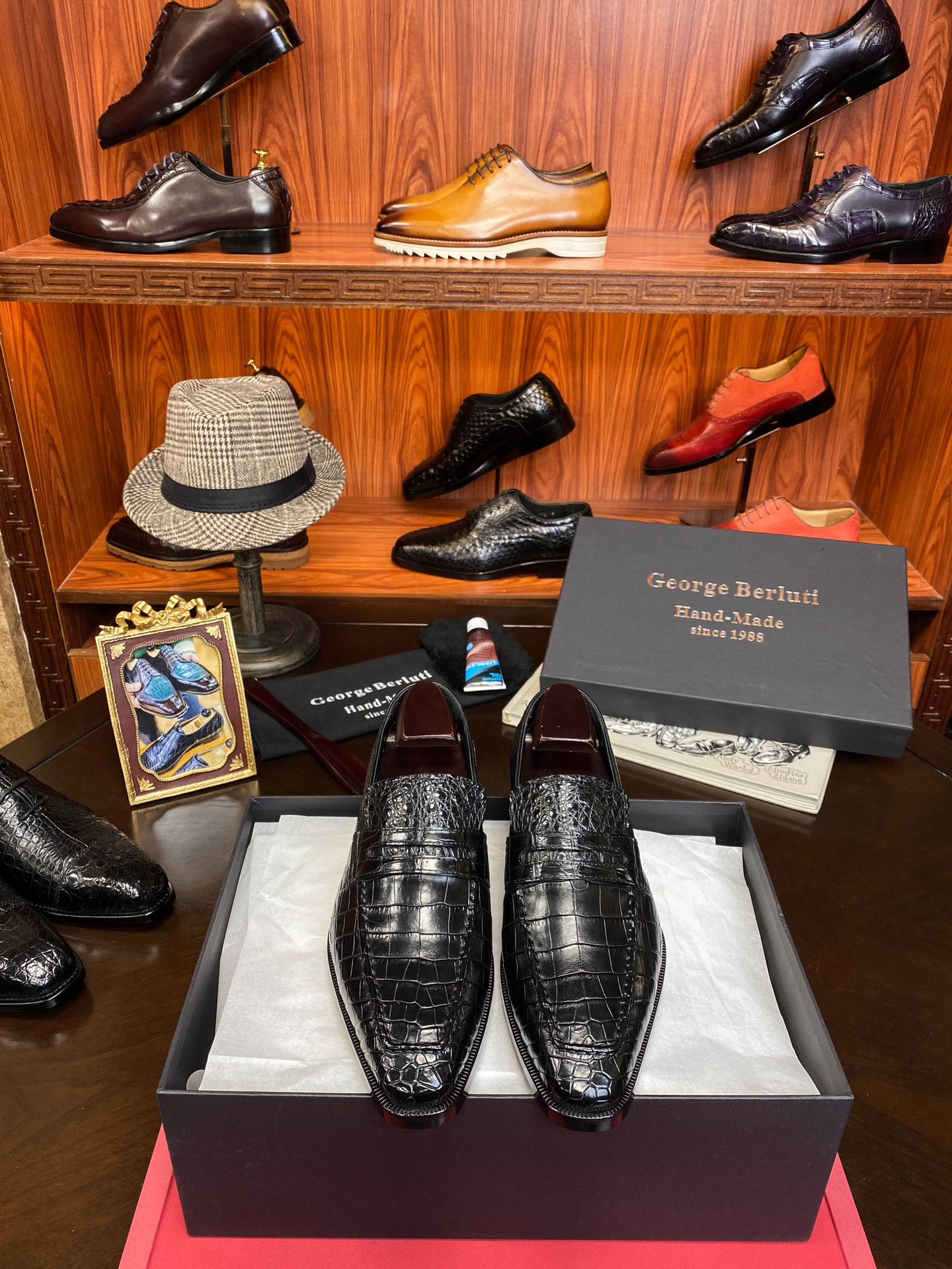 NO:621406,Ber1uti selects crocodile leather for the entire pair! Available from stock! Support returns and exchanges! Batch of tough goods coming. Originated from 1988s [purely handmade] Purely handmade by aristocrats. A whole pair of luxurious Thai Siamese crocodile belly. Without splicing the whole crocodile, only one foot can be made. 38/45 with special maintenance oil;,,crocodile skin19860909Ber1uti 整双精选鳄鱼皮！ 现货供应！支持退换！ 批 狠货来袭 源于1988s【纯手工制作】貴族纯手工制作 整双奢用泰国暹罗鳄鱼肚皮 不拼接整条鳄鱼只能做一只脚 38/45 配专用保养油；,,crocodile skin,Men's shoes