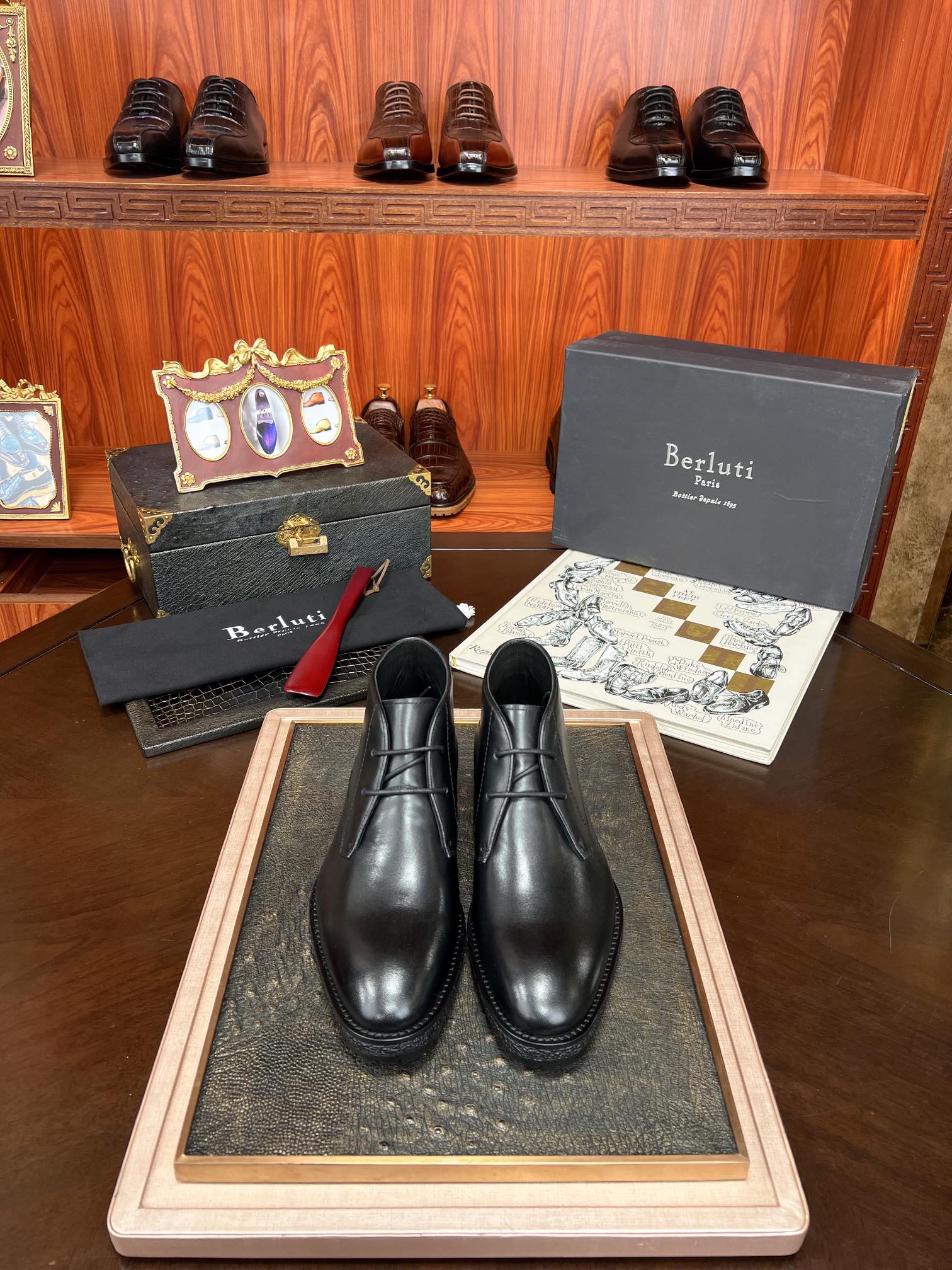 NO:275019,The latest in ruthless goods [Rose] [Rose] Purchase [Support global inspection] Original order [craftsmanship level] [Berluti] World's top royal level Full handmade series 1895 Italian top shoes Domineering and fierce goods Spot Specially for nobles [Pretty products, noble] New favorites for counters. The OEM specially invited Italian senior board masters to rigorously create for many years of top-level and high-end experience. Original single Italian cowhide sole; satisfy the gentlemen who yearn for fashion and top-end! 38/45.,,cowhide19860909狠货最新[玫瑰][玫瑰] 批【支持全球验货】原单【匠工级别】【Berluti】世界顶级皇室级别 全手工系列 1895年意大利顶级鞋履 覇气狠货 现货 专供貴族【臻品 高貴】专柜新宠 经代工厂特请意大利高级板师多年顶级高端经验严谨打造,原单意大利牛皮大底；满足驾驭向往时尚顶尖高端的绅士们! 38/45.,,cowhide,Men's shoes