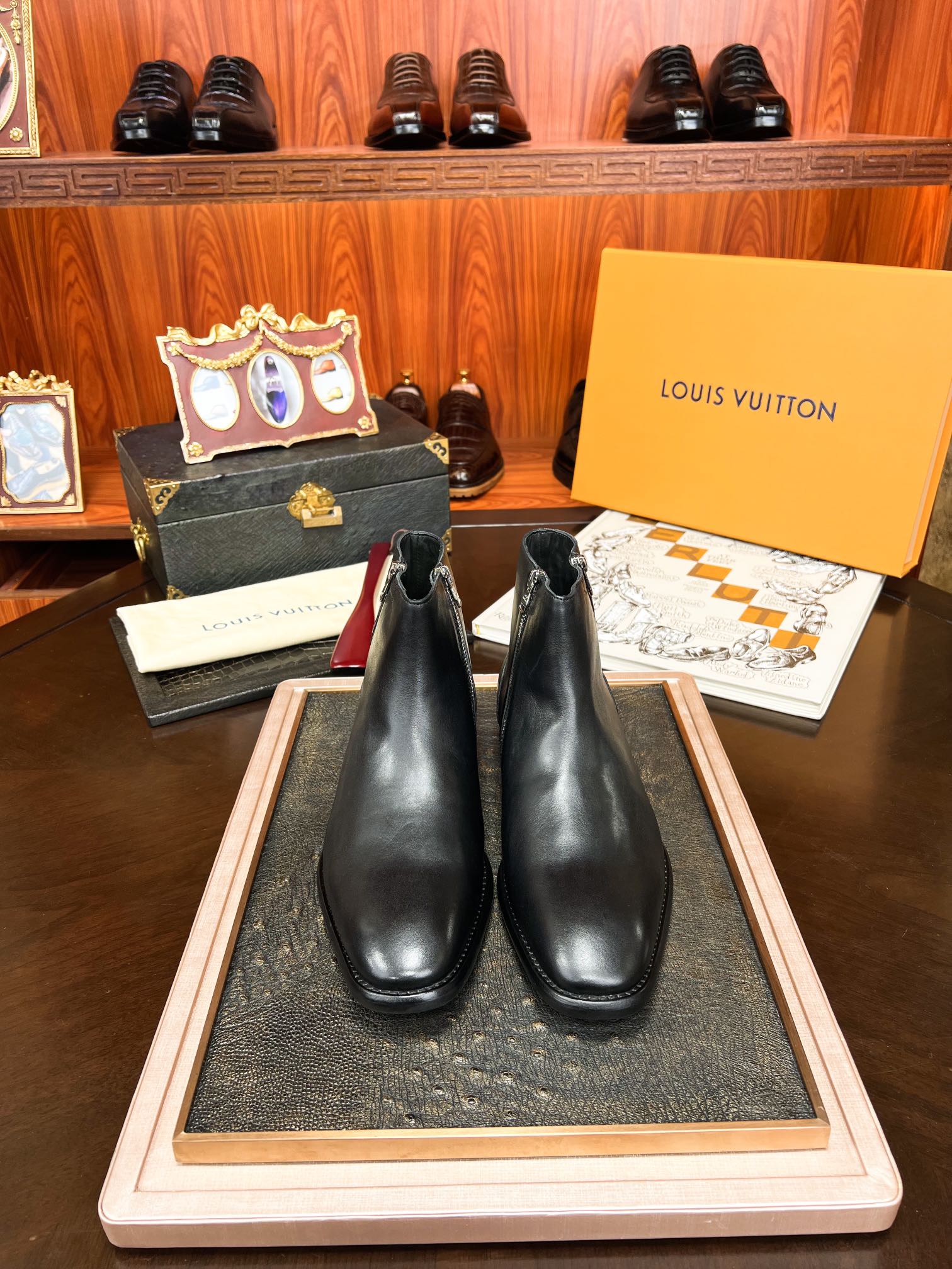 NO:275016,1V donkey brand, high-quality mid-heel men's boots, original order, guaranteed % raw materials, through minimalist design and tailoring, imported cowhide, Italian cowhide large sole!  Low-key and gorgeous, exquisite lines reveal high-end men's taste!  38/45, louis vuitton,boots,cowhide198609091V 驴牌 精品中跟男靴 批 原单货 保证百分原材料 透过极简的设计与剪裁 进口牛皮,意大利牛皮大底！低调华丽 精致线条透露高端男人品味！ 38/45,,louis vuitton,boots,cowhide,Men's shoes