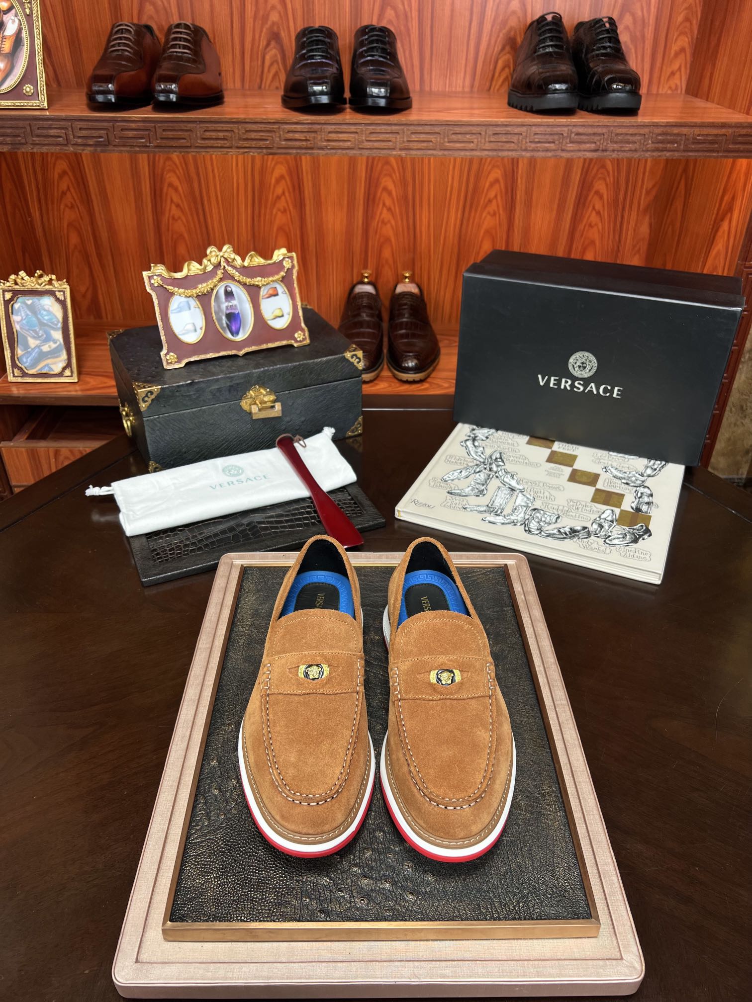 NO:345569,This is not a pair of ordinary shoes!  [Exclusive first release] [Recognize the level of genuine counter purchase agent] Versace VERSACE Autumn and Winter New Product Fashion Conference grandly recommends the latest [Spot] Channel original order smuggled goods, ensuring that 100% raw materials are designed and tailored through the design and tailoring of artistic works, cater to a group of introverted people in the fashion industry who need to dress in a low-key manner. Craftsmanship and craftsmanship and technology are innovative and dedicated to creating a group of iconic shoes full of novelty, hiding their power in simple lines and materials, conveying a transcendent attitude!  38/44;, versace, versace19860909这,不是一双普通的鞋！【独家首发】【认准专柜正品代购级别】范思哲 VERSACE 秋冬新品时尚发布会隆重推荐最新【现货】渠道原单走私货 保证百分百原材料透过艺术作品的设计与剪裁,迎合时尚界中一群需要低调装扮的内敛人士,匠工技术 创新潜心创作出一众充满新意的标志性鞋履 将他们的力量藏在简单的线条与材质当中,传达出一种超然的态度！38/44；,,versace,versace,Men's shoes