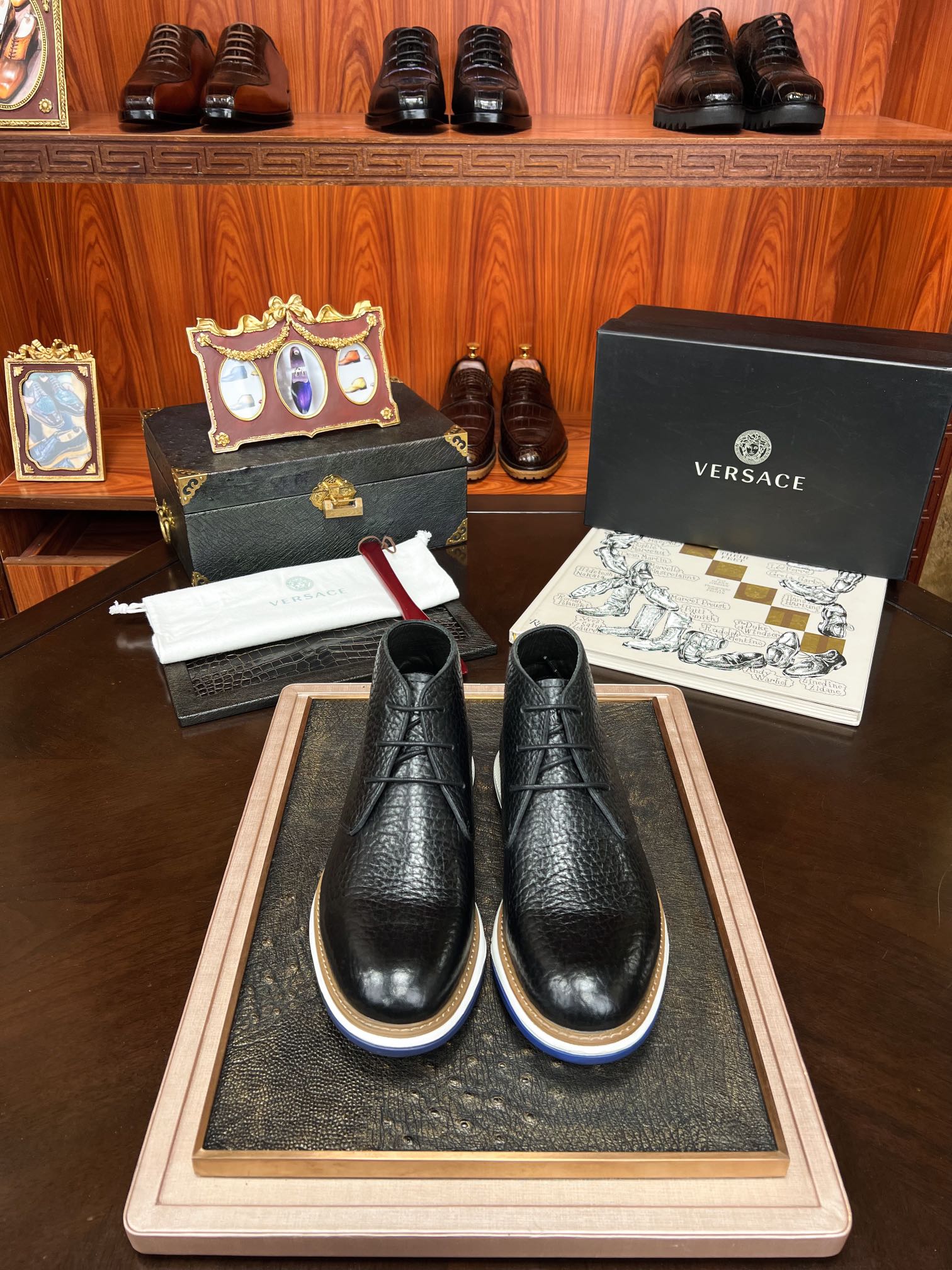 NO:356082,This is not a pair of ordinary shoes!  [Exclusive first release] Comment [Recognize the level of genuine counter purchase agent] Versace VERSACE Autumn and Winter New Product Fashion Conference grandly recommends the latest [Spot] Channel original order smuggled goods, ensuring that 100% raw materials are designed and tailored through the design and tailoring of artistic works, cater to a group of restrained people in the fashion industry who need to be low-key dressed. Craftsmanship and technology are innovative and dedicated to creating a group of iconic shoes full of novelty, hiding their power in simple lines and materials, conveying a transcendent attitude!  38/44;, versace, versace19860909这,不是一双普通的鞋！【独家首发】 批【认准专柜正品代购级别】范思哲 VERSACE 秋冬新品时尚发布会隆重推荐最新【现货】渠道原单走私货 保证百分百原材料透过艺术作品的设计与剪裁,迎合时尚界中一群需要低调装扮的内敛人士,匠工技术 创新潜心创作出一众充满新意的标志性鞋履 将他们的力量藏在简单的线条与材质当中,传达出一种超然的态度！38/44；,,versace,versace,Men's shoes