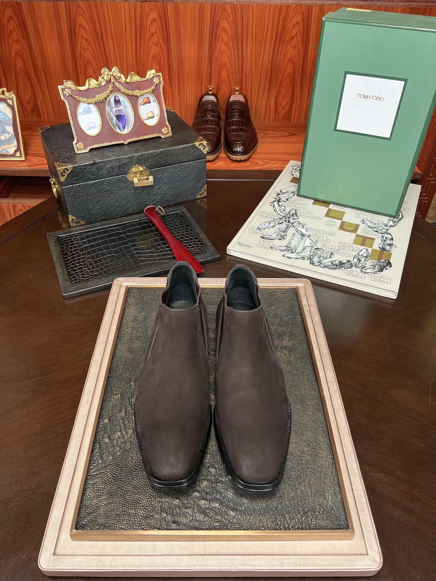 NO:273609,TFORd Tom, Ford!  [Support global inspection] The whole pair [Imported deer skin] is a new model coming. The design style is bold, pursuing unique taste, charm, and full of coolness. With a perfect taste without fault, he is like a natural dominant in the design field, and has always been very distinctive. Both the design and style are extremely bold and stunning. He does not encourage the pile of popular elements on his body. On the contrary, he appreciates the design with his own unique taste the most!  The upper is made of imported [deerskin] and is carefully crafted and cast genuine leather sole!  38/45,,tom ford19860909TFORd 汤姆、福特！【支持全球验货】整双【进口鹿皮】批 新款来袭 设计风格大胆,追求独特品味,魅力,酷劲十足.有着从无过失的完美品味,他就像天生设计领域的主宰者,向来非常有特色,无论是设计和风格都异常大胆撼人,他不鼓励把流行元素堆砌在身上,相反地,最欣赏那种拥有自己独特品味的设计！鞋面采用进口【鹿皮】精工细作,铸塑真皮鞋底！38/45,,tom ford,Men's shoes