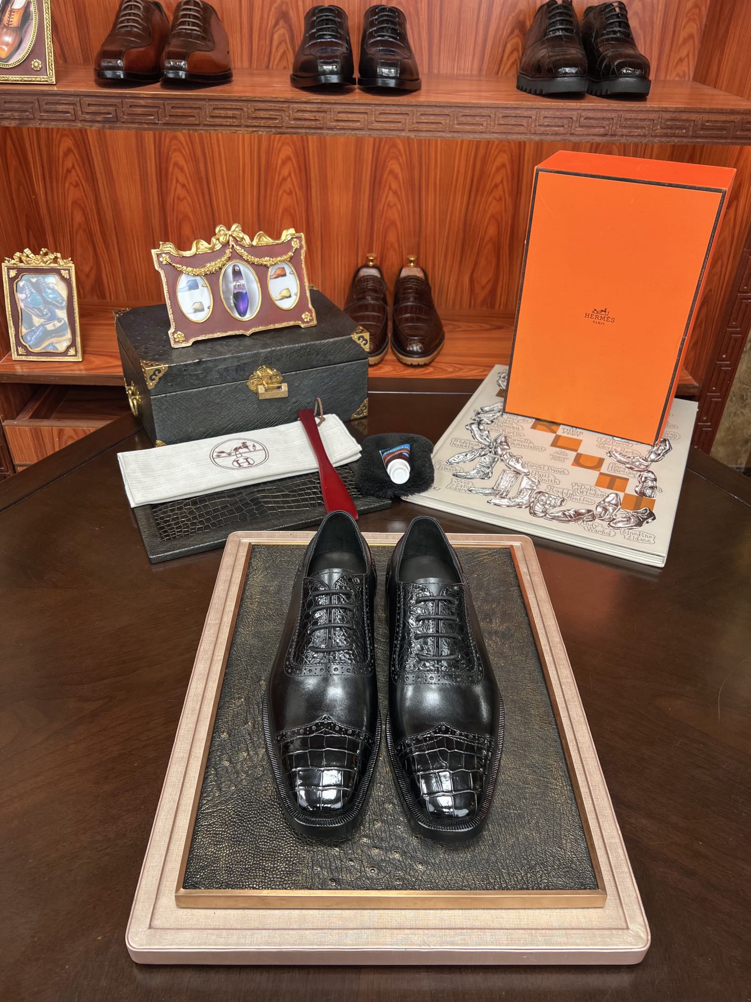 NO:349940,Aimas HERMES Critics This year's latest [Low-key Luxury Series] Whole Double Thai [Siamese Crocodile Belly] Superb craftsmanship Imported Italian cowhides to show noble and gentlemanly taste. The leather becomes more shiny and softer. After 3 months of careful debugging, the best last is 100% comfortable 38/45!  Mahogany pull-out special maintenance shoe polish towel;,,hermes,hermes,cowhide19860909爱马士HERMES 批 今年最新【低调奢华系列】整双泰国【暹罗鳄鱼肚皮】 高超精湛工艺 意大利进口牛皮大底 穿出高贵绅士品味 皮质越穿越有光泽度 越柔软 经3个月精心调试最佳楦型 舒适度百分百 38/45 ！红木拔 专用保养鞋油 毛巾；,,hermes,hermes,cowhide,Men's shoes