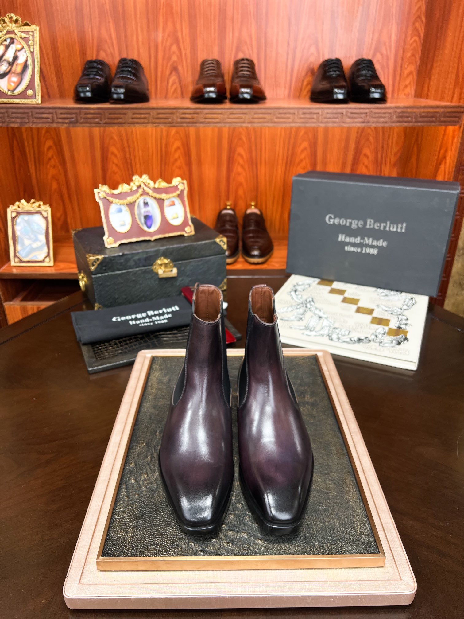 NO:356068,Berluti Batch New products are delivered to large goods [support global counter inspection] originated from 1988s [pure handmade exquisite craftsmanship] Top craftsmanship Who competes with? Superb craftsmanship Exposed the high and gentlemanly taste. The leather becomes more shiny and softer. The best last is carefully debugged. 100% comfort 38/45;,,cowhide19860909Berluti 批 新品出大货【支持全球专柜验货】源于1988s【纯手工精湛工艺制作】顶尖工艺 谁与争锋 高超精湛工艺 意大利进口牛皮大底 穿出高贵绅士品味 皮质越穿越有光泽度 越柔软 经精心调试最佳楦型 舒适度百分百 38/45；,,cowhide,Men's shoes