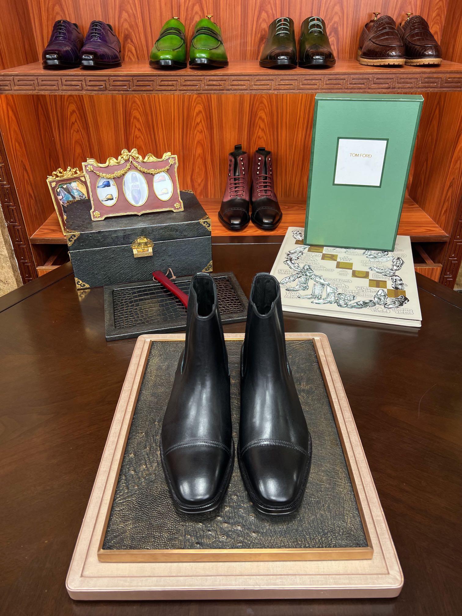 NO:273603,TomFord [support global inspection] The new model is coming. The design style is bold, pursuing unique taste, charm, and cool. With a perfect taste without fault, he is like a natural dominant in the design field, always very distinctive. Both the design and style are extremely bold and stunning. He does not encourage the pile of popular elements on his body. On the contrary, he appreciates the design with his own unique taste the most! The upper is imported, finely crafted and cast genuine leather sole! 38/45,,tom ford19860909批 TomFord汤姆福特【支持全球驗貨】新款來襲 設計風格大膽,追求獨特品味,魅力,酷勁十足.有著從無過失的完美品味,他就像天生設計領域的主宰者,向來非常有特色,無論是設計和風格都異常大膽撼人,他不鼓勵把流行元素堆砌在身上,相反地,最欣賞那種擁有自己獨特品味的設計！鞋面採用進口 精工細作 铸塑真皮鞋底！38/45,,tom ford,Men's shoes