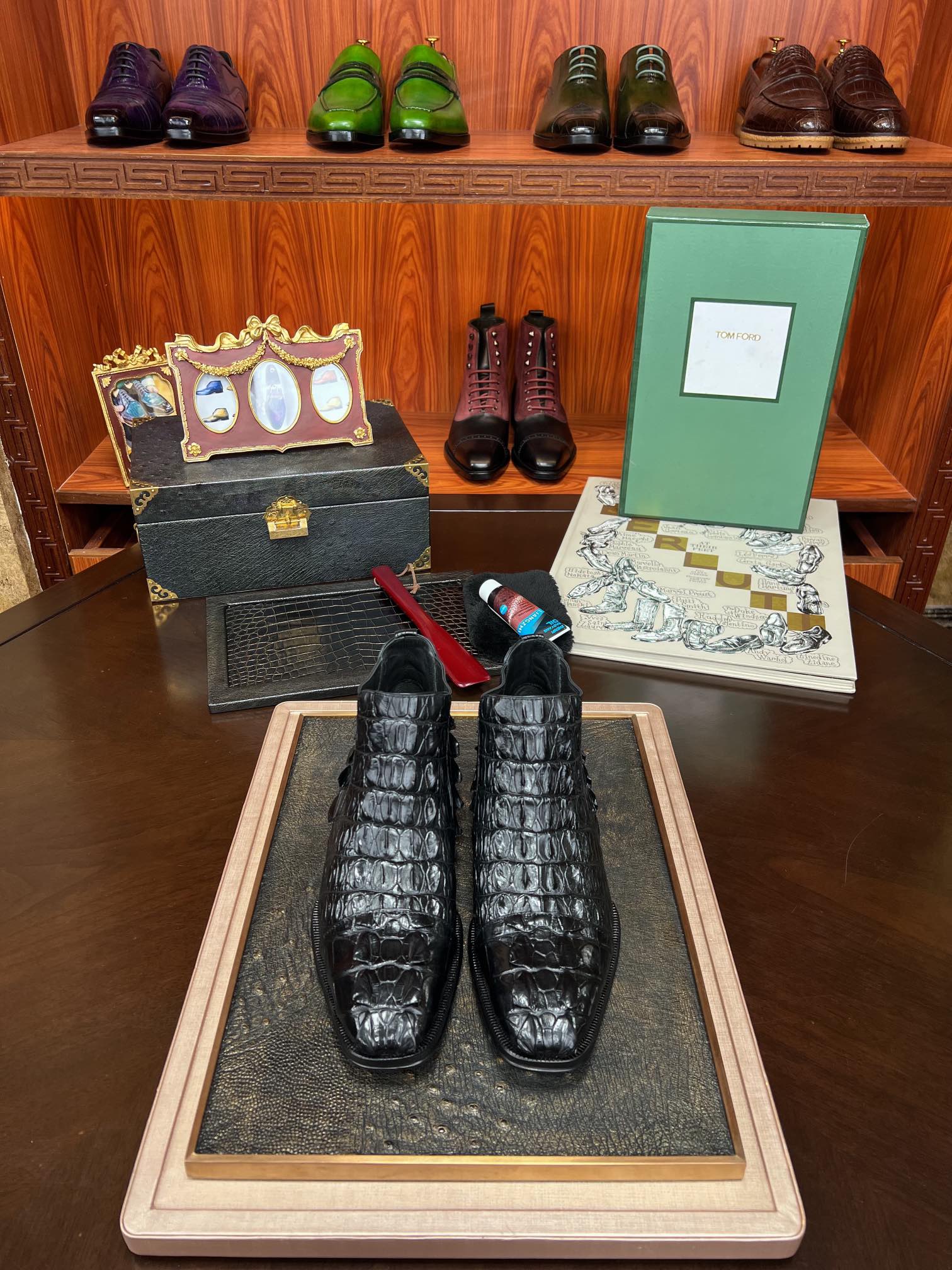 NO:273606,[Support global inspection] Buy TOM.Ford. Tom.Ford. The whole pair [Pure Imported Crocodile] is coming. The design style is bold, pursuing unique taste, charm, and cool. It has a perfect taste without fault. He is like a natural dominant in the design field. He has always been very distinctive. Both the design and style are extremely bold and stunning. He does not encourage the pile of popular elements on his body. On the contrary, he appreciates the design with his own unique taste the most!  Exquisite work, cast genuine leather soles!  38/45,,tom ford19860909【支持全球验货】批 TOM.Ford.汤姆.福特.整双【纯进口鳄鱼】新款来袭 设计风格大胆,追求独特品味,魅力,酷劲十足.有着从无过失的完美品味,他就像天生设计领域的主宰者,向来非常有特色,无论是设计和风格都异常大胆撼人,他不鼓励把流行元素堆砌在身上,相反地,最欣赏那种拥有自己独特品味的设计！精工细作,铸塑真皮鞋底！38/45,,tom ford,Men's shoes