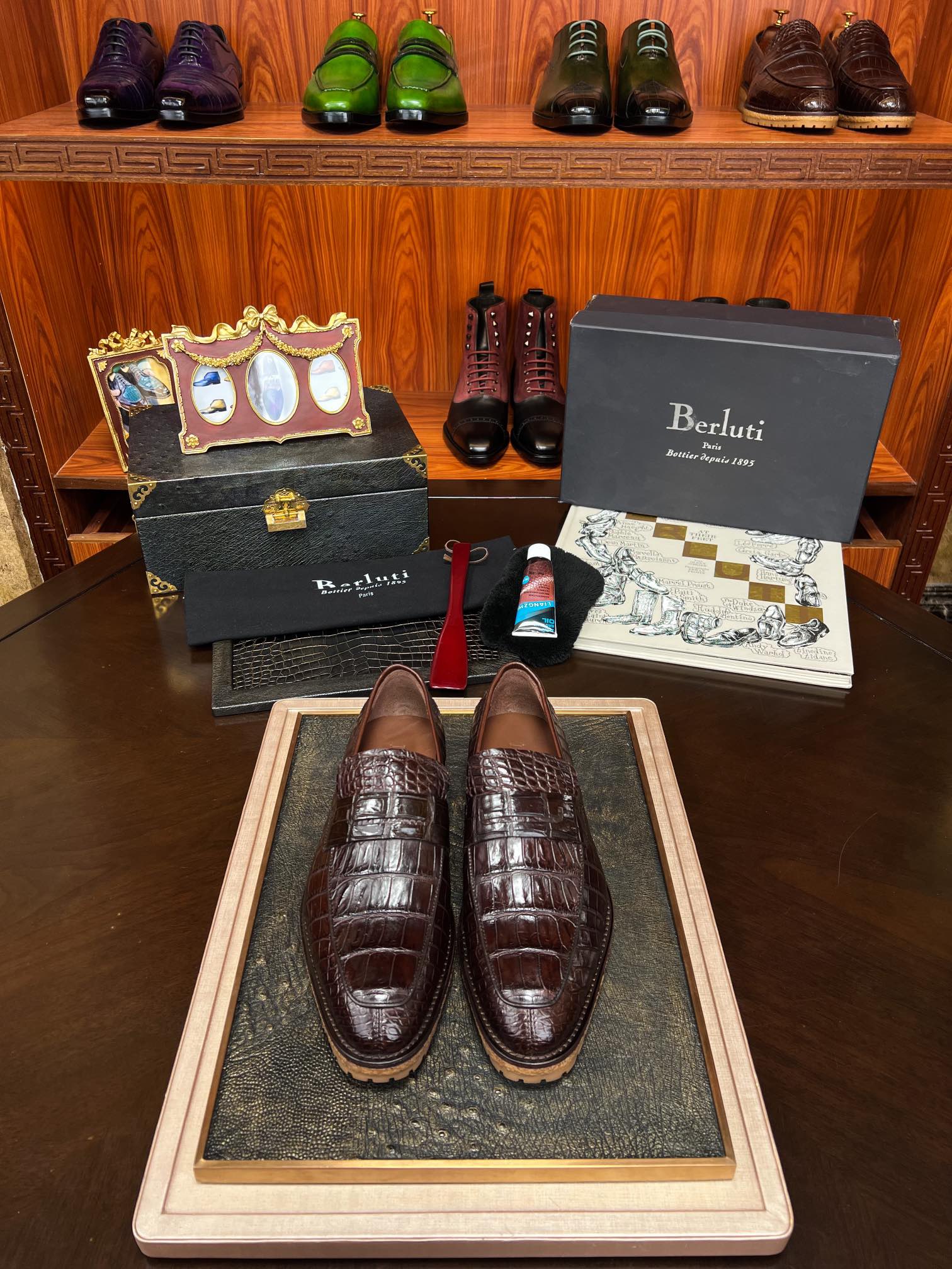 NO:745884,Batch [All products in this bank support returns and exchanges] Beluti originated in 1988s [Purely handmade] Luxury shoes for British nobles. Luxurious use of Thai Siamese crocodile belly. Without splicing the whole crocodile, only one foot can be made. 38/45 Comes with special maintenance oil towel;,19860909批【本行所有货支持退换】 Beluti 源于1988s【纯手工制作】英国貴族御用奢侈鞋履 奢用泰国暹罗鳄鱼肚皮 不拼接整条鳄鱼只能做一只脚 38/45 配专用保养油毛巾；,,Men's shoes