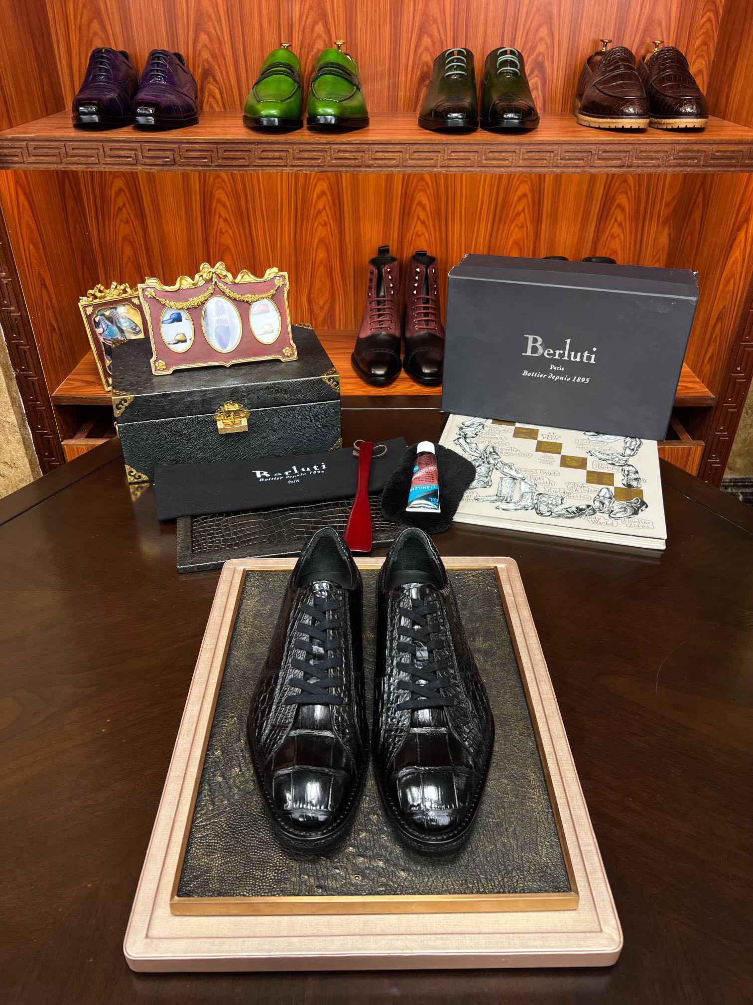 NO:271431,New styles of cows, new Berluti counters, fierce products are coming [Fashion Show Modern] Perfectly demonstrates the professional and exquisite craftsmanship of shoes. Luxury crocodile belly is made with the careful craftsmanship of ten-year-old masters! Very comfortable feet! Encountering the ingenuity of gentlemen's shoes, the perfect shape of the gallery is sublimated and created, and the complex process behind time is condensed. Craftsmanship is dazzling here. Formal clothing and leisure release lifestyle. The whole belly of the Thai crocodile is luxurious and leisure is integrated 38/45! ,19860909新款牛货 批Berluti专柜新款 狠货来袭【时装秀演绎摩登】完美彰显制鞋专业和精湛工艺 奢用鳄鱼正肚皮制作,十年老炼匠师级別师傅精心工艺！脚感非常舒适！邂逅绅士鞋履的匠心溯源 完美形廊升华铸就,凝炼时光背后的复杂工序 匠心工艺于此耀眼绽放 正装及休闲释放生活格调 泰国鳄鱼全肚 奢华休闲于一体 38/45！,,Men's shoes