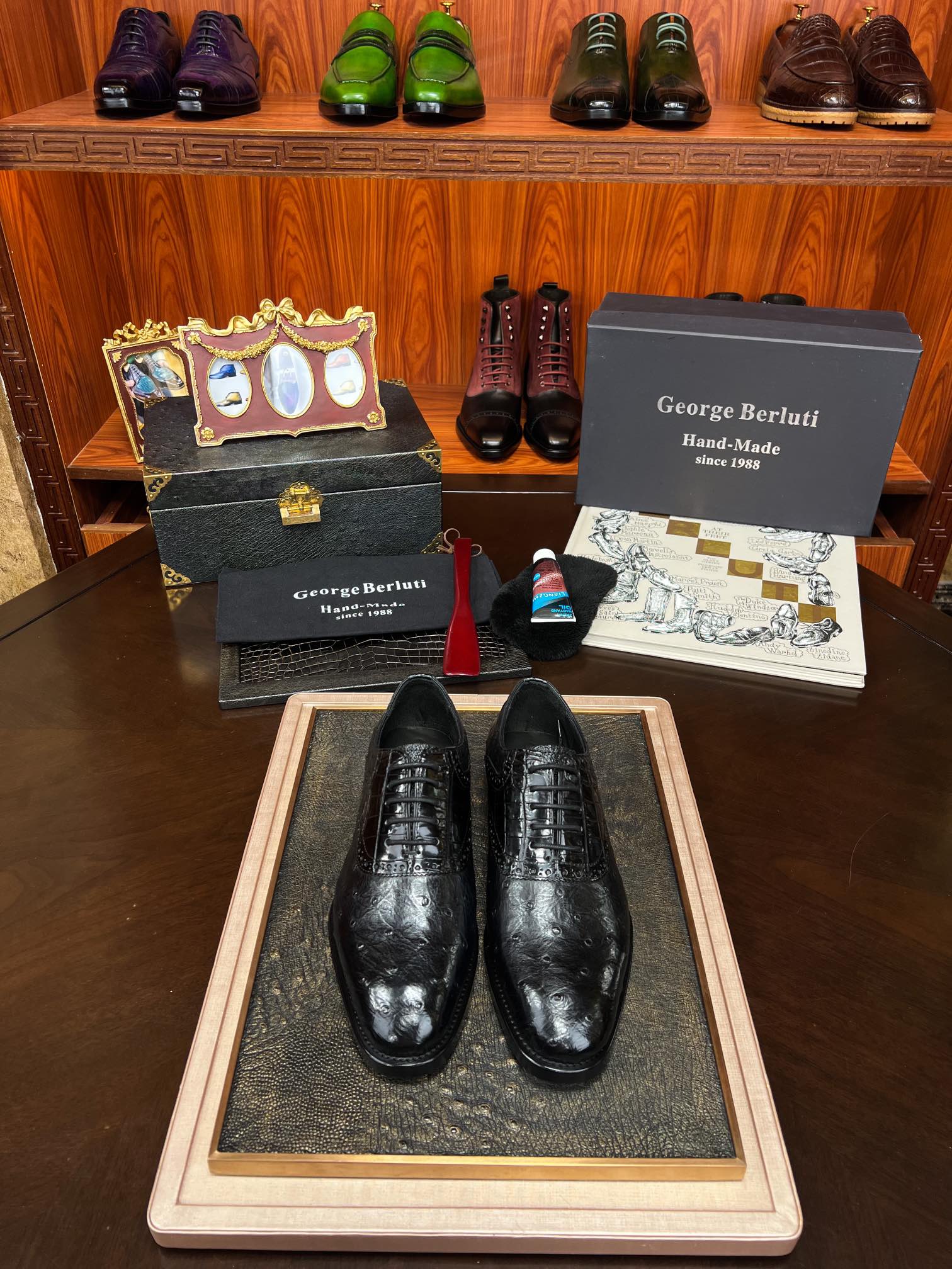 NO:349796,Berluti commented on the latest official website of this year [Thai crocodile belly paired with top-grade ostrich skin] from 1988s [Pure handmade] British nobles’ royal luxury shoes, luxury Thai Siamese crocodile belly, 38/45 with special maintenance oil; the official website’s public sale price is 28,000 yuan! ostrich skin19860909Berluti 批今年官网最新【泰国鳄鱼肚皮拼顶级鸵鸟皮】源于1988s【纯手工制作】英国貴族御用奢侈鞋履 奢用泰国暹罗鳄鱼肚,38/45 配专用保养油；官网公售价格2万八刀！,,ostrich skin,Men's shoes