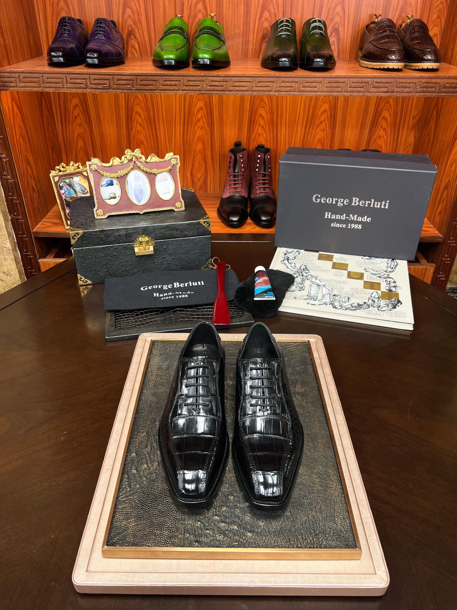 NO:349778,Berluti is exclusively for the nobles Italian fine craftsmanship! Years of experience exclusively! In stock! Support return and exchange! The top ruthless goods are coming. Originated from 1988s [Pure Handmade] Noble purely handmade. The whole luxury is made of Thai Siamese crocodile belly. If the whole crocodile is not spliced, it can only make one foot. 38/45 with special maintenance oil;,19860909Berluti 专供贵族 意大利精工工艺！多年经验专供！现货供应！支持退换！ 批 顶级狠货来袭 源于1988s【纯手工制作】貴族纯手工制作 整双奢用泰国暹罗鳄鱼肚皮 不拼接整条鳄鱼只能做一只脚 38/45 配专用保养油；,,Men's shoes