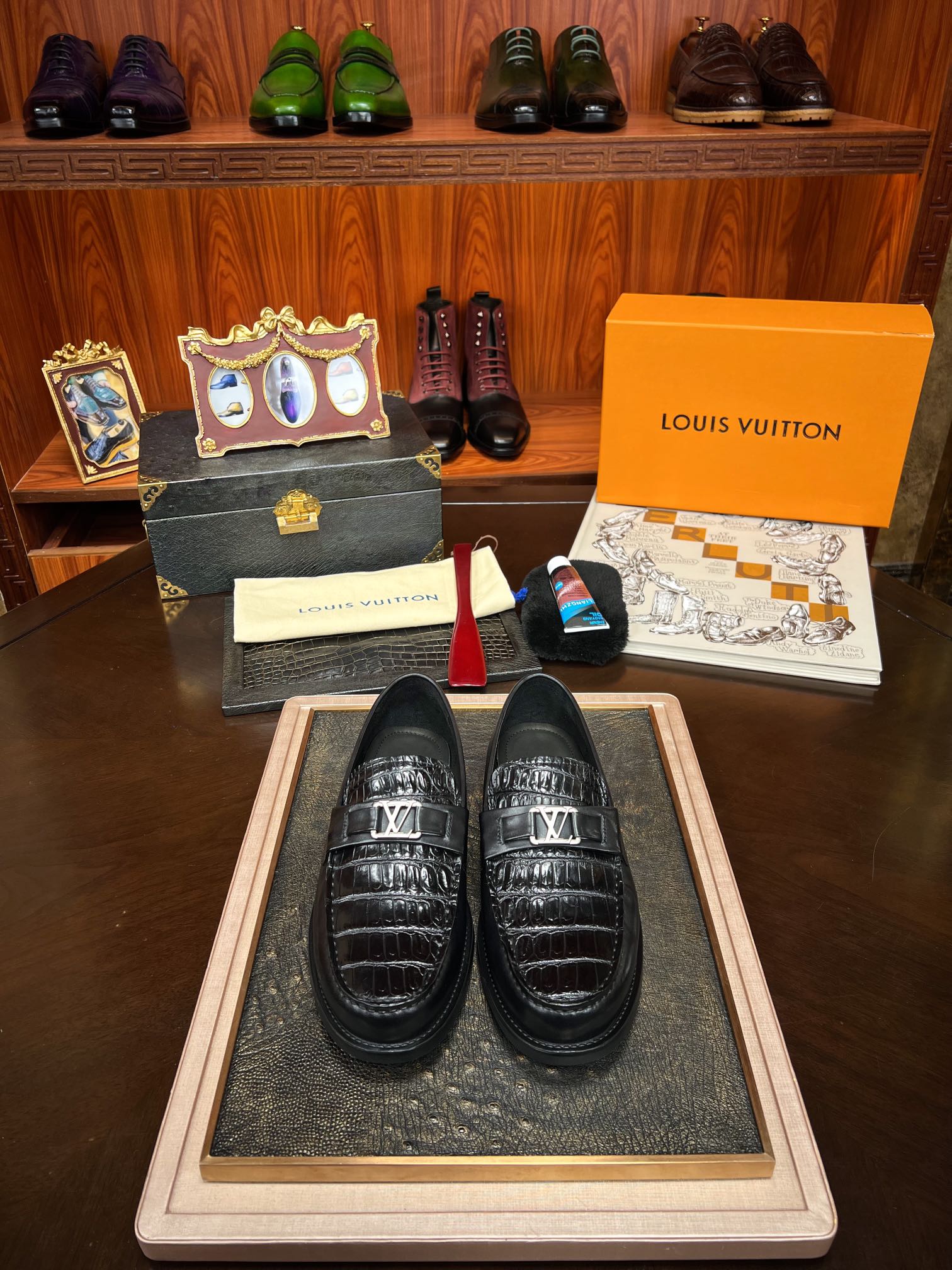 NO:275013,The latest crocodile belly is perfect for 80,000 yuan in counter!  The latest model shipped this year!  Old Tie!  New batch [Original order fine product] All spot top quality [L＊v] imported original bottom, fierce goods are coming [Rose][Rose] Different from market goods, fully imported German oxen inside, perfect and smooth stitching, uniform and coherent, fine craftsmanship, simple and easy to wear, soft enough to be comfortable, standard code 38/45;,19860909专柜8万刀最新鳄鱼肚皮完美！今年最新款出货！老铁！New批【原单精品】全现货顶级精品【L＊v】进口原版大底,狠货来袭 [玫瑰][玫瑰] 不同于市场货 内里用全进口徳国胎牛 完美顺畅的车缝线 均匀连贯 工艺精细 套脚的设计简单易穿 柔软程度足以舒适 标准码 38/45；,,Men's shoes