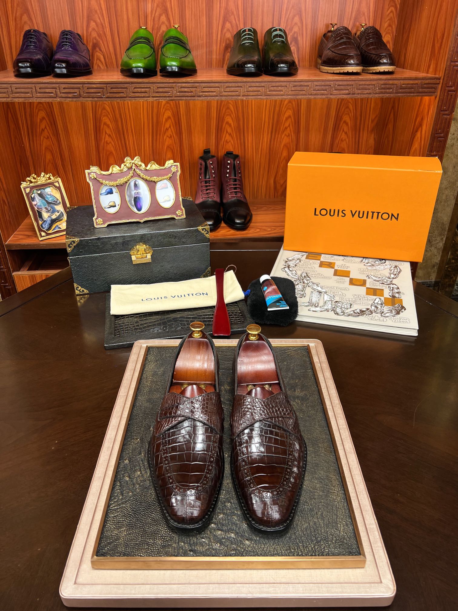 NO:349801,Batch All spot, support for return and exchange [whole crocodile belly] 1V donkey brand Latest top quality Thai imported Siamese crocodile belly Italian leather big bottom, fierce goods are coming [Rose] [Rose] Imported hardware is different from market goods, fully imported German oxen cattle inside, perfect smooth stitching, uniform and coherent, fine craftsmanship The design of the foot is simple and easy to wear, soft enough to be comfortable, Standard code 38/45;,,louis vuitton,Leather soles19860909批 全现货、支持退换【整条鳄鱼肚皮】1V 驴牌 最新款顶级精品 泰国进口暹罗鳄鱼肚皮 意大利真皮大底,狠货来袭 [玫瑰][玫瑰] 进口五金不同于市场货 内里用全进口徳国胎牛 完美顺畅的车缝线 均匀连贯 工艺精细 套脚的设计简单易穿 柔软程度足以舒适 标准码 38/45；,,louis vuitton,Leather soles,Men's shoes