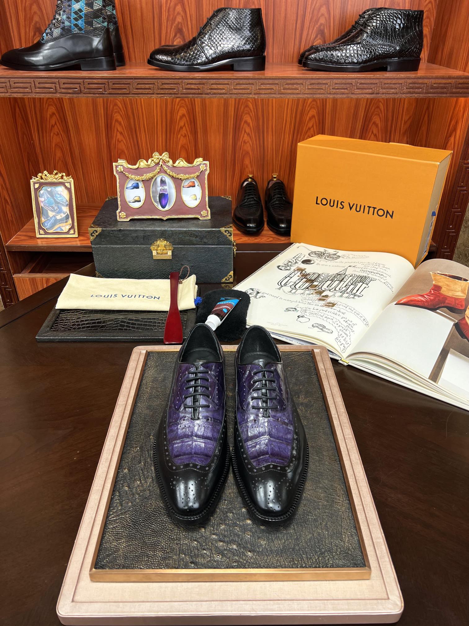 NO:346709,1V Top high-end luxury series, batch, latest beauties, pure hand-colored [Thai Siamese crocodile belly] whole skin!  Italian professional board masters use Goodyear handcrafts, each crocodile can only make one shoe, the top luxury collection commemorative edition, specially invited by the OEM factory to rigorously create the top and high-end experience of Italian senior board masters, original single leather sole, counter 108680+. Satisfies the gentlemen who yearn for fashion and top high-end; 38/45, Leather soles198609091V 顶尖高档奢华系列 批 最新尤物 纯手工上色【泰国暹罗鳄鱼肚皮】整张皮！意大利专业板师釆用固特异手工,每条鳄鱼只能做一只鞋子,顶级奢侈珍藏纪念版,经代工厂特请意大利高级板师多年顶级高端经验严谨打造,原单真皮大底,专柜108680+.满足驾驭向往时尚顶尖高端的绅士们；38/45,,Leather soles,Men's shoes