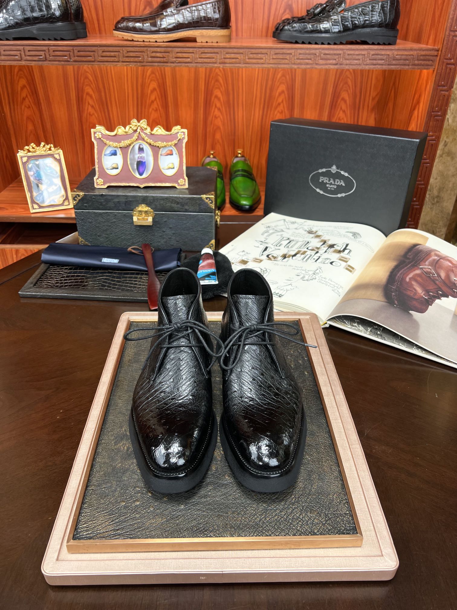 NO:349169,Bulk top-notch goods!  Prad@imported ostrich skin!  Super comfortable bottom!  [You can add wool inner liquor] This is not an ordinary pair of shoes!  PRADA [Exclusive first release] [Recognize the level of genuine counter purchase agent] New product fashion press conference grandly recommends the latest [Spot] Channel original order smuggled goods, ensuring that 100% raw materials are designed and tailored through the design and tailoring of artistic works, cater to a group of introverted people in the fashion industry who need to dress up in a low-key manner. Craftsmanship and technology, innovation and concentration creates a group of iconic shoes full of novelty, hide their power in simple lines and materials, and convey a transcendent attitude!  38/45, prada, ostrich skin19860909批顶级货！Prad@进口鸵鸟皮！超舒适大底！【可加羊毛内里元】 这,不是一双普通的鞋！PRADA【独家首发】【认准专柜正品代购级别】新品时尚发布会隆重推荐最新【现货】渠道原单走私货 保证百分百原材料透过艺术作品的设计与剪裁,迎合时尚界中一群需要低调装扮的内敛人士,匠工技术 创新潜心创作出一众充满新意的标志性鞋履 将他们的力量藏在简单的线条与材质当中,传达出一种超然的态度！38/45,,prada,ostrich skin,Men's shoes