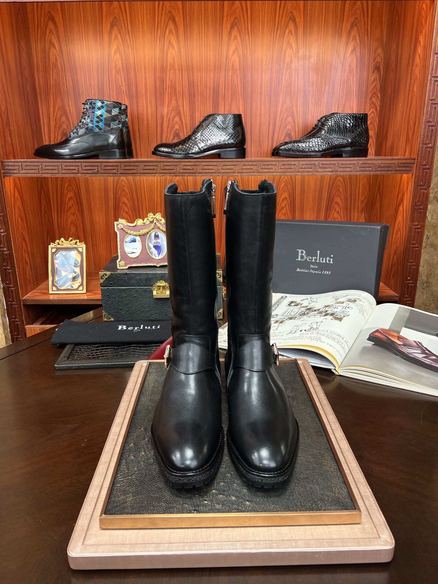 NO:271412,[12-inch boots] [Support global inspection] Top gift box configuration [Berluti] World's top royal class Full handcraft series 1895 Italian top shoes Domineering and fierce goods Spot, exclusively for aristocrats New favorites [Gootyear tire outsole] Italian professional board masters use Goodyear handcrafts, top luxury collection commemorative edition, specially invited by OEM factory to rigorously create Italian senior board masters for many years of top high-end experience to meet the gentlemen who yearn for fashion and top high-end! 38/45;,,boots19860909【12寸长靴】批【支持全球验货】顶级礼盒配置【Berluti】世界顶级皇室级别 全手工系列 1895年意大利顶级鞋履 覇气狠货 现货 专供貴族 专柜新宠【固特异轮胎大底】意大利专业板师釆用固特异手工,顶级奢侈珍藏纪念版,经代工厂特请意大利高级板师多年顶级高端经验严谨打造,满足驾驭向往时尚顶尖高端的绅士们! 38/45 ；,,boots,Men's shoes