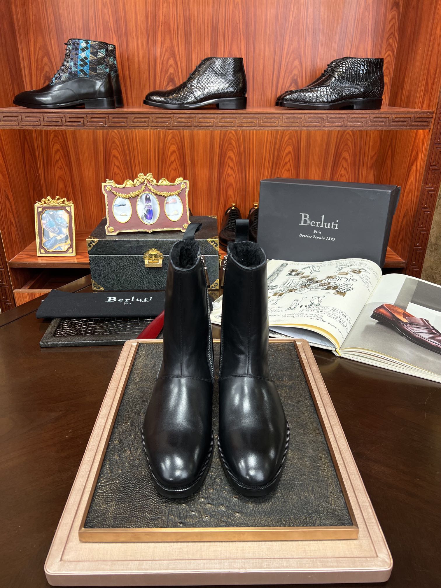 NO:271415,[Australia UGG pure imported wool, fur integrated] [support global inspection] [Berluti] World's top royal class, full handmade series, 1895 Italian top shoes, domineering and fierce goods, spot, exclusively for aristocrats, new favorites for counter [Goodyear tire outsole] satisfy the gentlemen who yearn for fashion and top high-end! 38/45;,19860909批【澳洲UGG纯进口羊毛 皮毛一体】【支持全球验货】【Berluti】世界顶级皇室级别 全手工系列 1895年意大利顶级鞋履 覇气狠货 现货 专供貴族 专柜新宠【固特异轮胎大底】满足驾驭向往时尚顶尖高端的绅士们! 38/45 ；,,Men's shoes